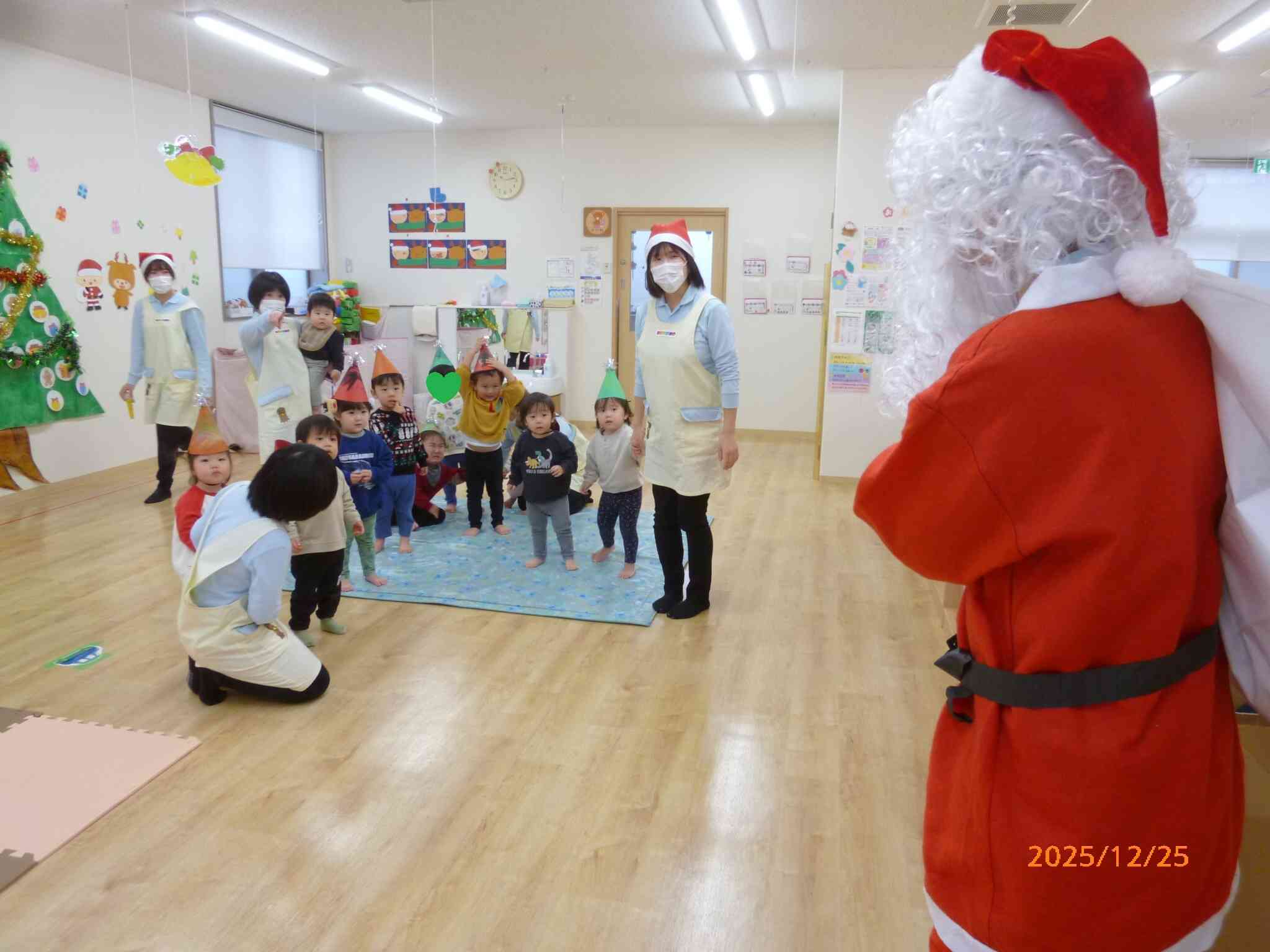みんないい子だからサンタさんが来てくれたね！突然のことに一瞬、涙がこぼれるお友だちもいましたが、すぐに嬉しさに変わったよ。