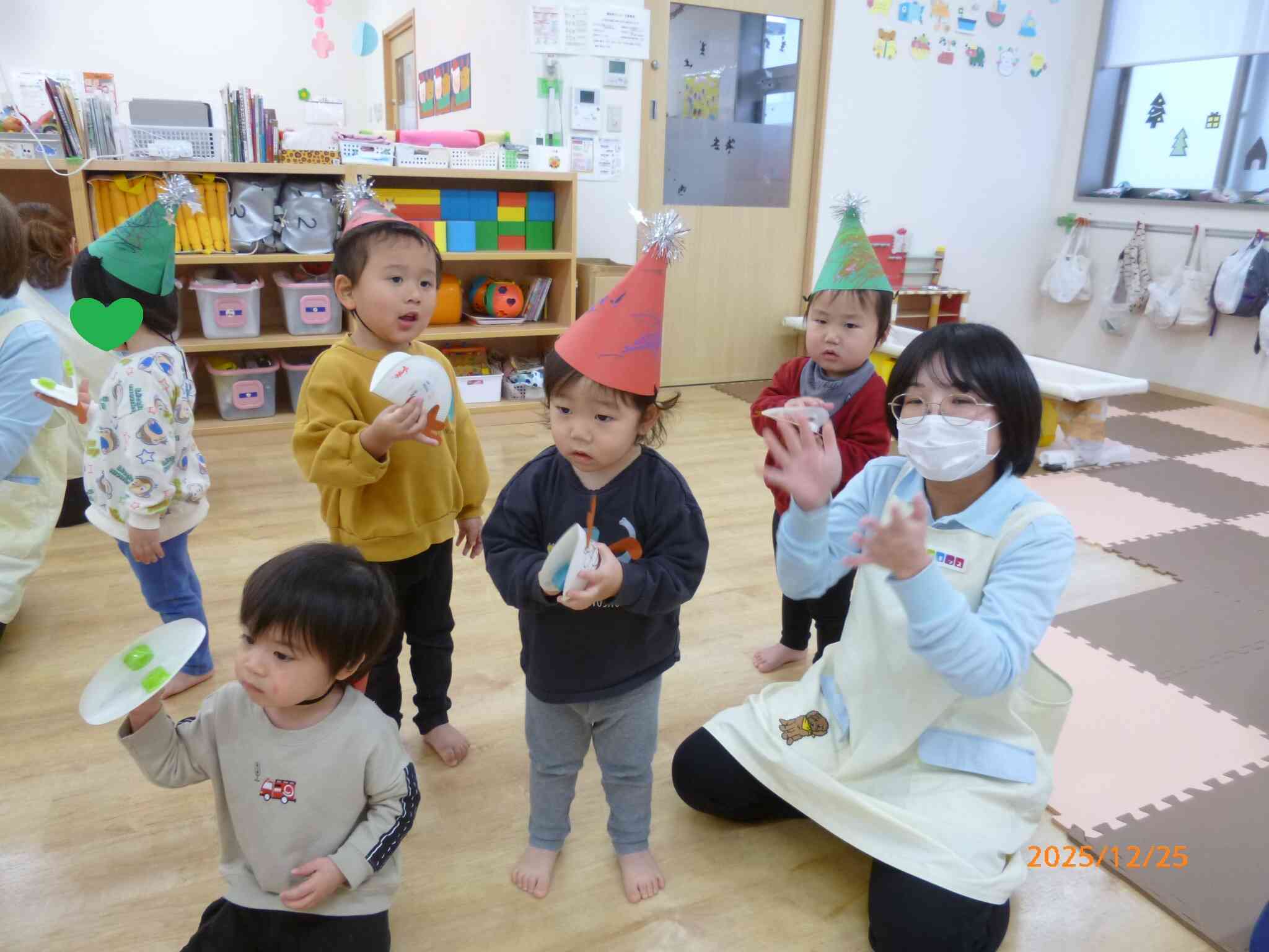 プレゼントのお礼にみんなで手作り楽器を使ってサンタさんにお歌のプレゼント♡クリスマスソングで盛り上がりました♪