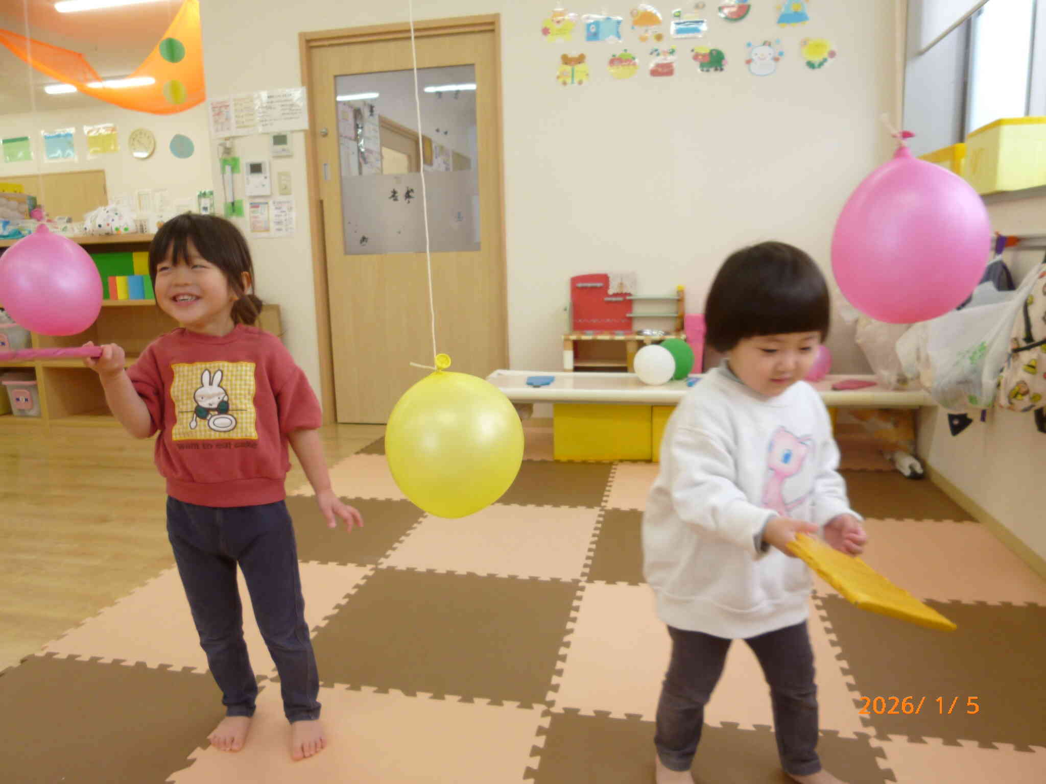 うさぎ組のお友だちは羽子板を上手に使って羽根つきを楽しんでいましたよ。何回つけるかをみんなで数を数えたりと楽しみ方も一味ちがう！うさぎ組さんでした♡