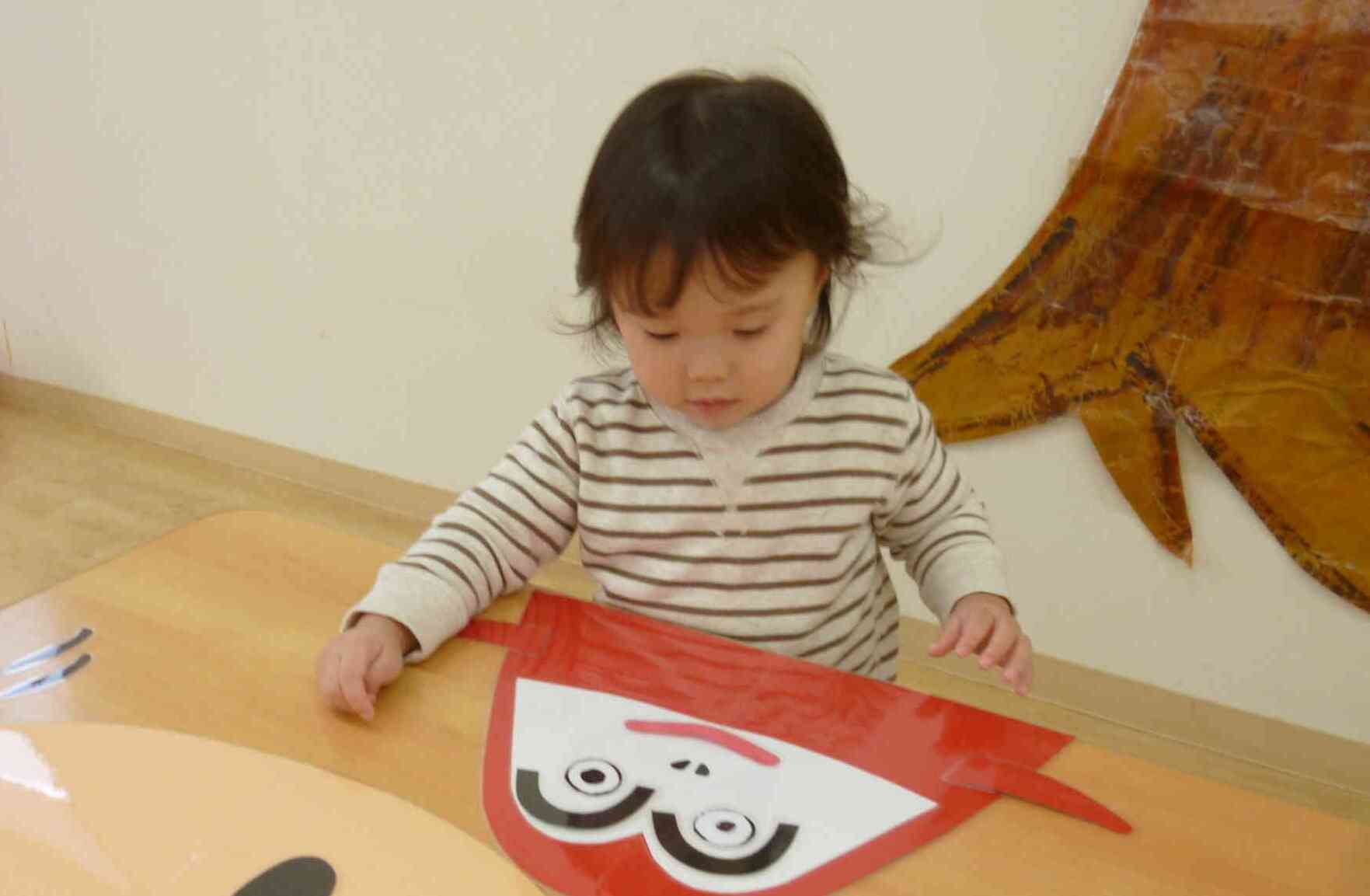 うさぎ組のお友だちはだるまさんの福笑いに挑戦です♡「おめめは～」とパーツを言いながら丁寧にお顔を仕上げていましたよ。にっこり顔のだるまさんが完成したね♪