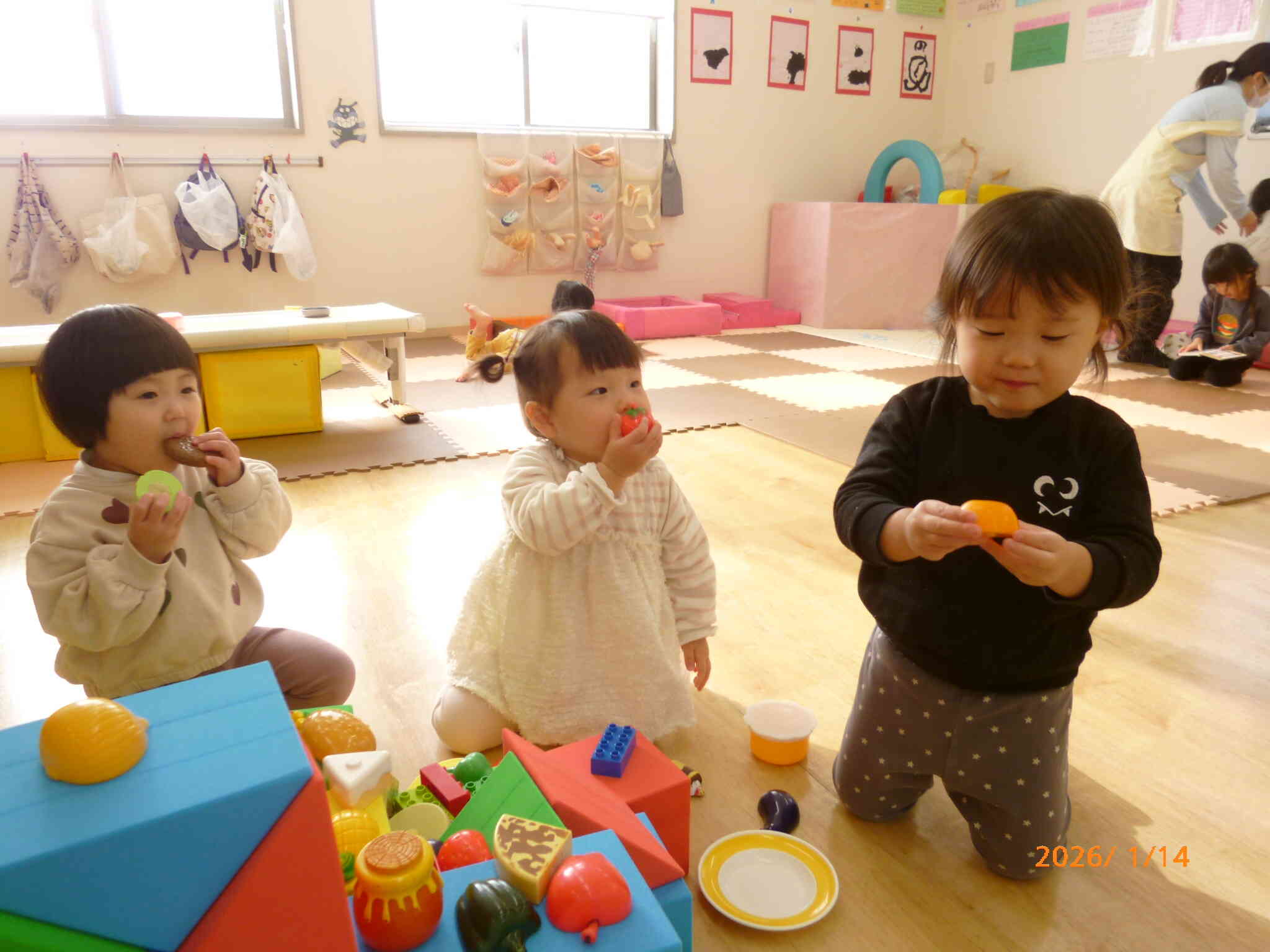 うさぎ組のお姉ちゃんたちが作った「お菓子の家」完成！みんなでお菓子を食べちゃおう♡あむあむあむ、美味しいね♪