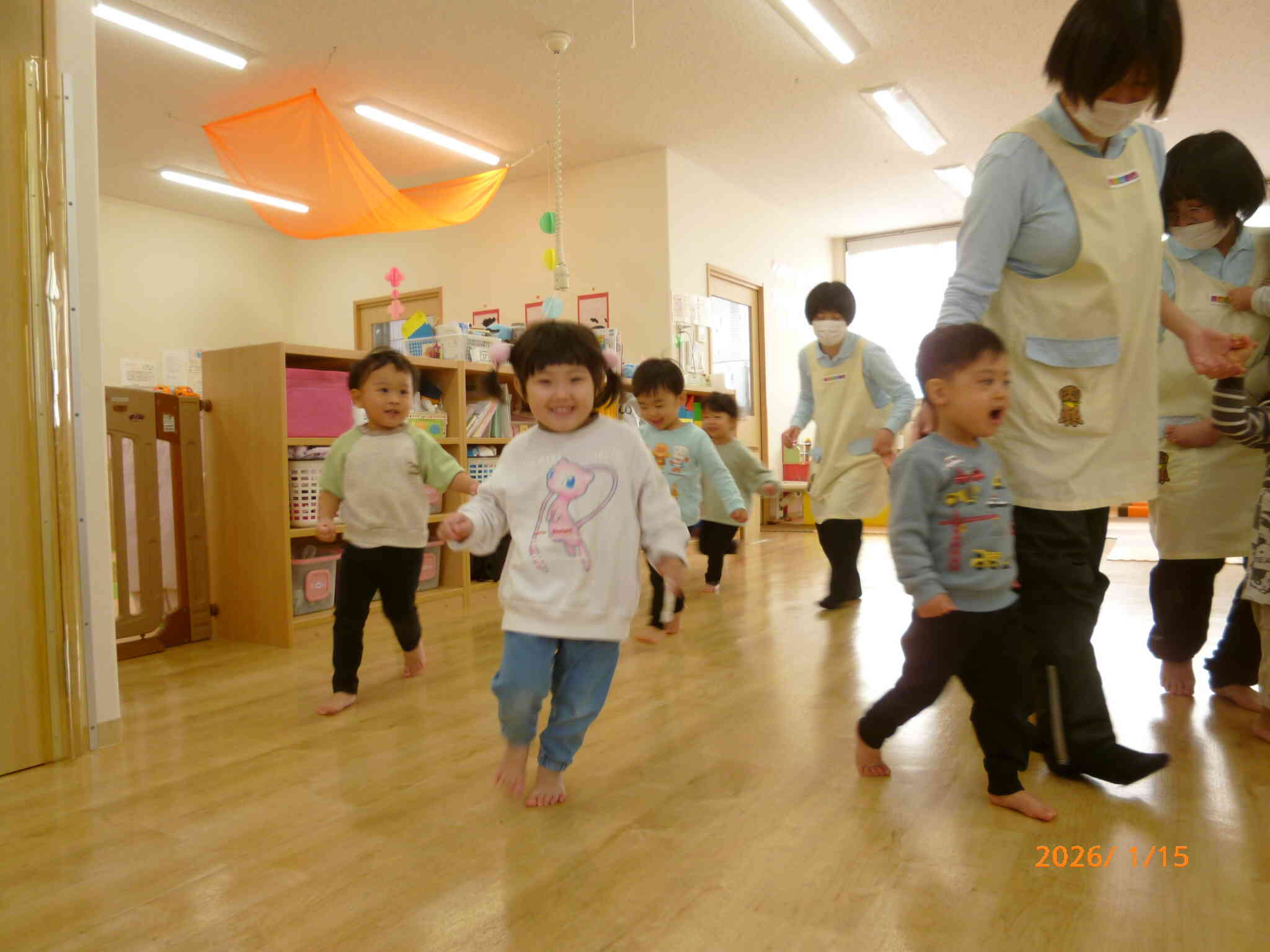 さあ～みんなでリトミ～ック♪お歌が聞こえるとピタッと止まることもできました！すごい☆