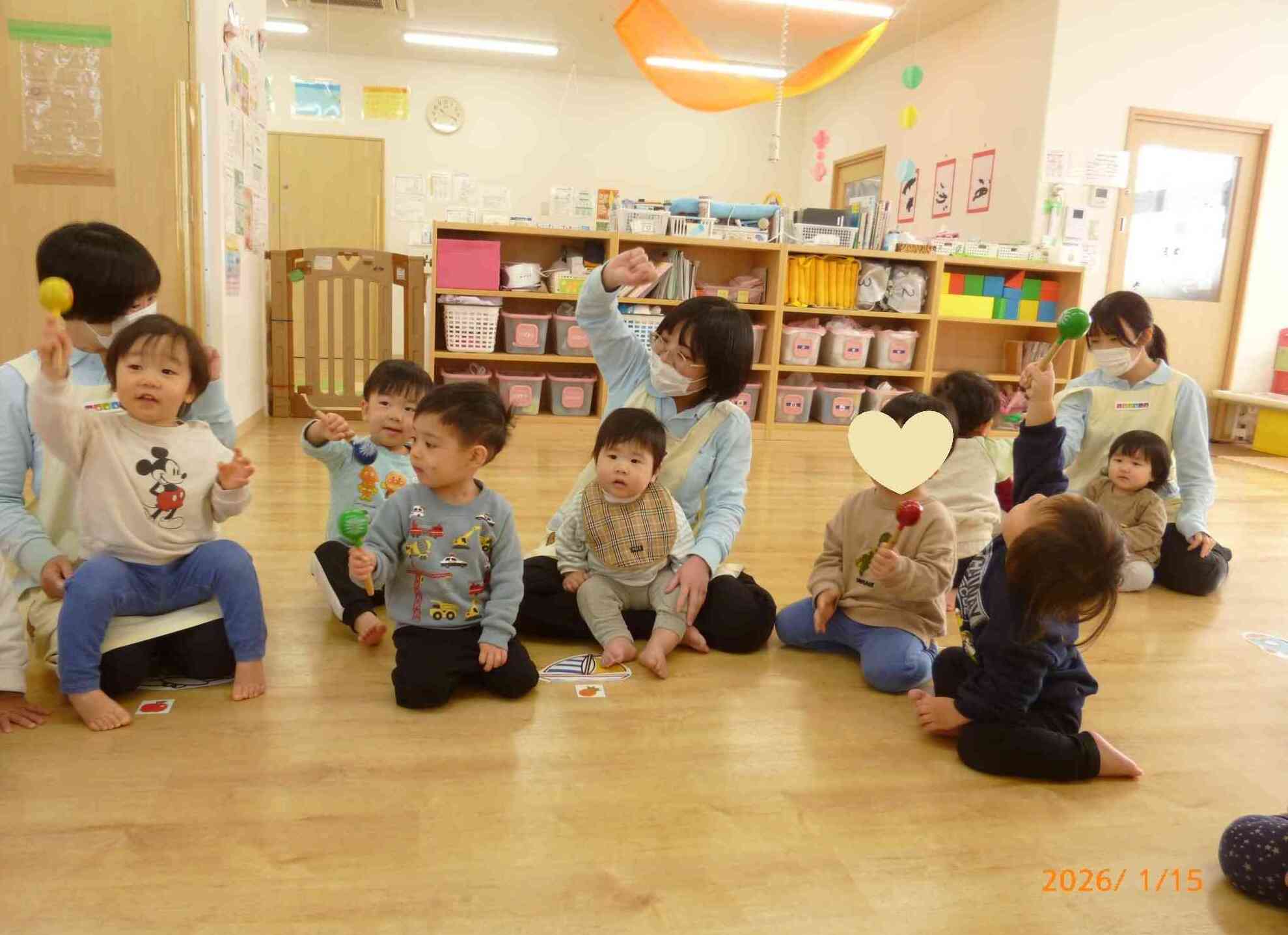 マラカスで「はぁい」