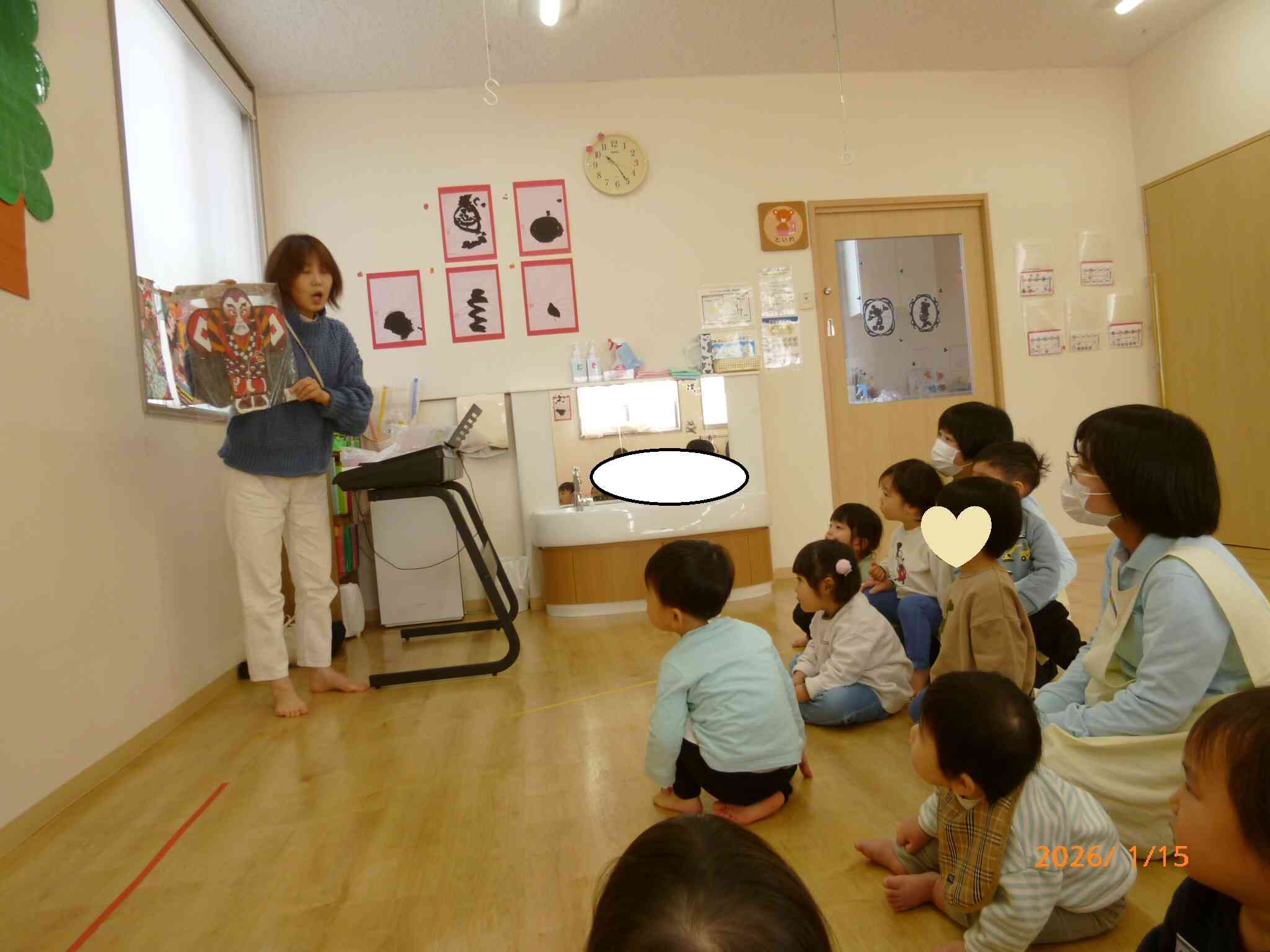 こ～んな凧見たことあるかな？と昔から伝わる和の凧を見せてくれたまあちゃん☆迫力があってかっこいいね！子どもたちは凧にくぎづけですよ。