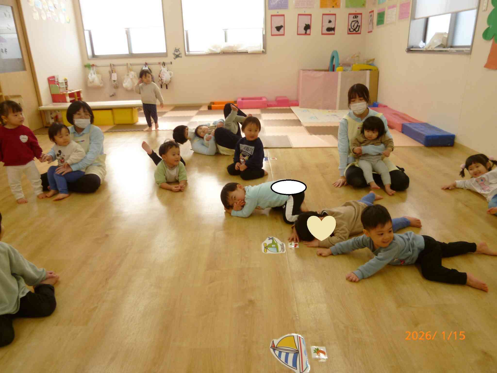 凧に変身してお空を飛んでいたら…風がなくなっちゃった！すると地面にペタリと寝ころび元気のない様子。風が吹いてくる音をいまかいまかと待ちわびている凧さんたちです！