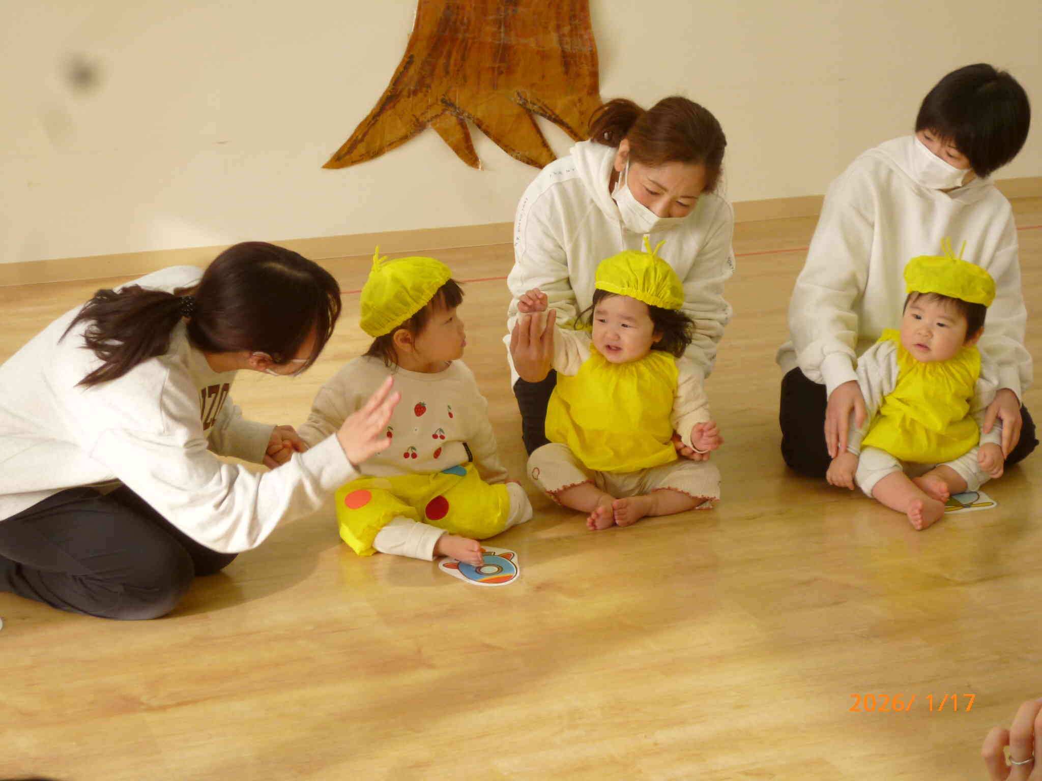 お名前を呼ばれると「わたしだ♡」とわかっている様子☆先生と一緒に「は～い」とお返事をするよ。