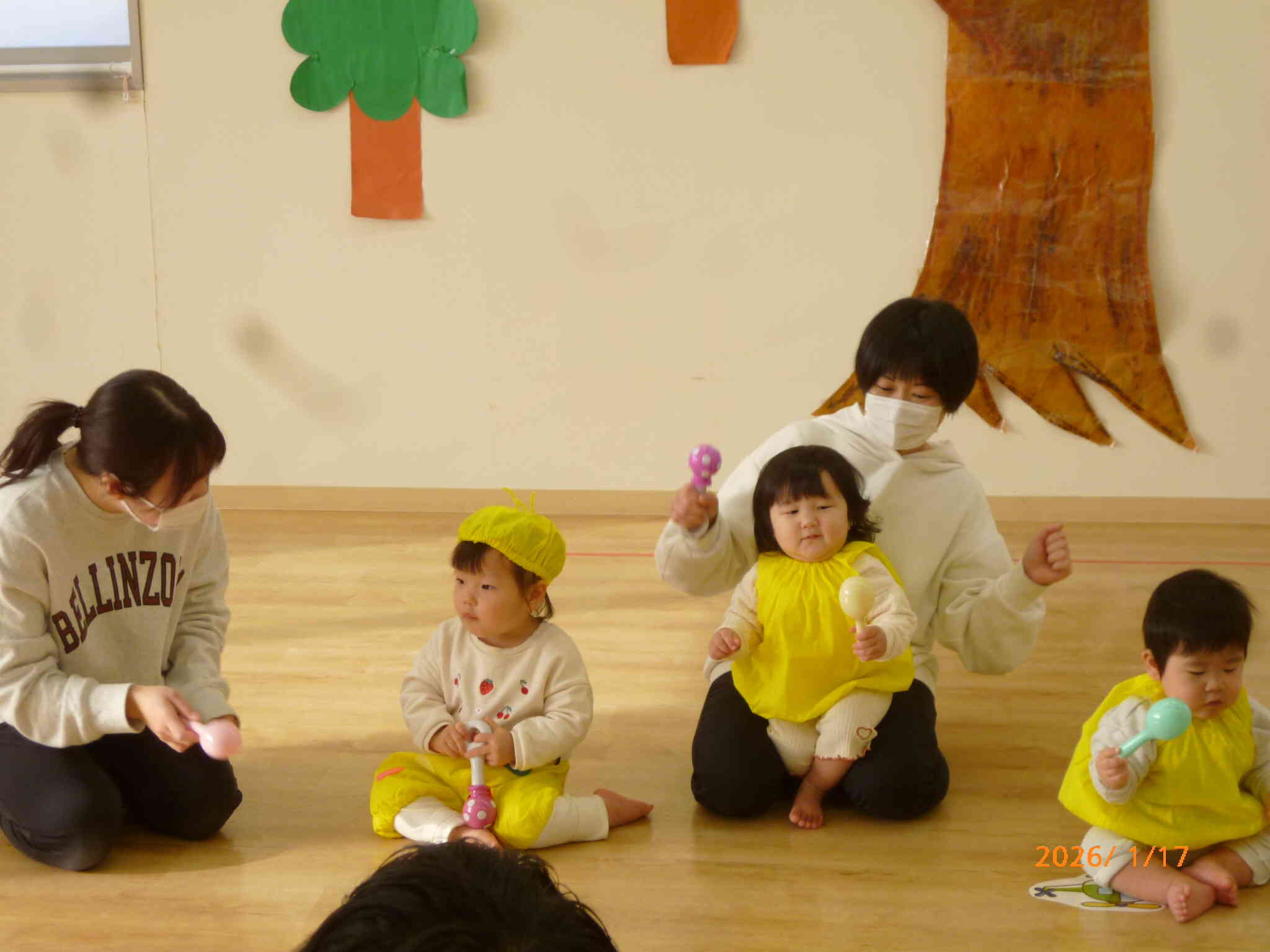 生活発表会ではひよこになった0歳児のお友だち♡大好きなマラカスでおもちゃのチャチャチャを演奏しましたよ♪