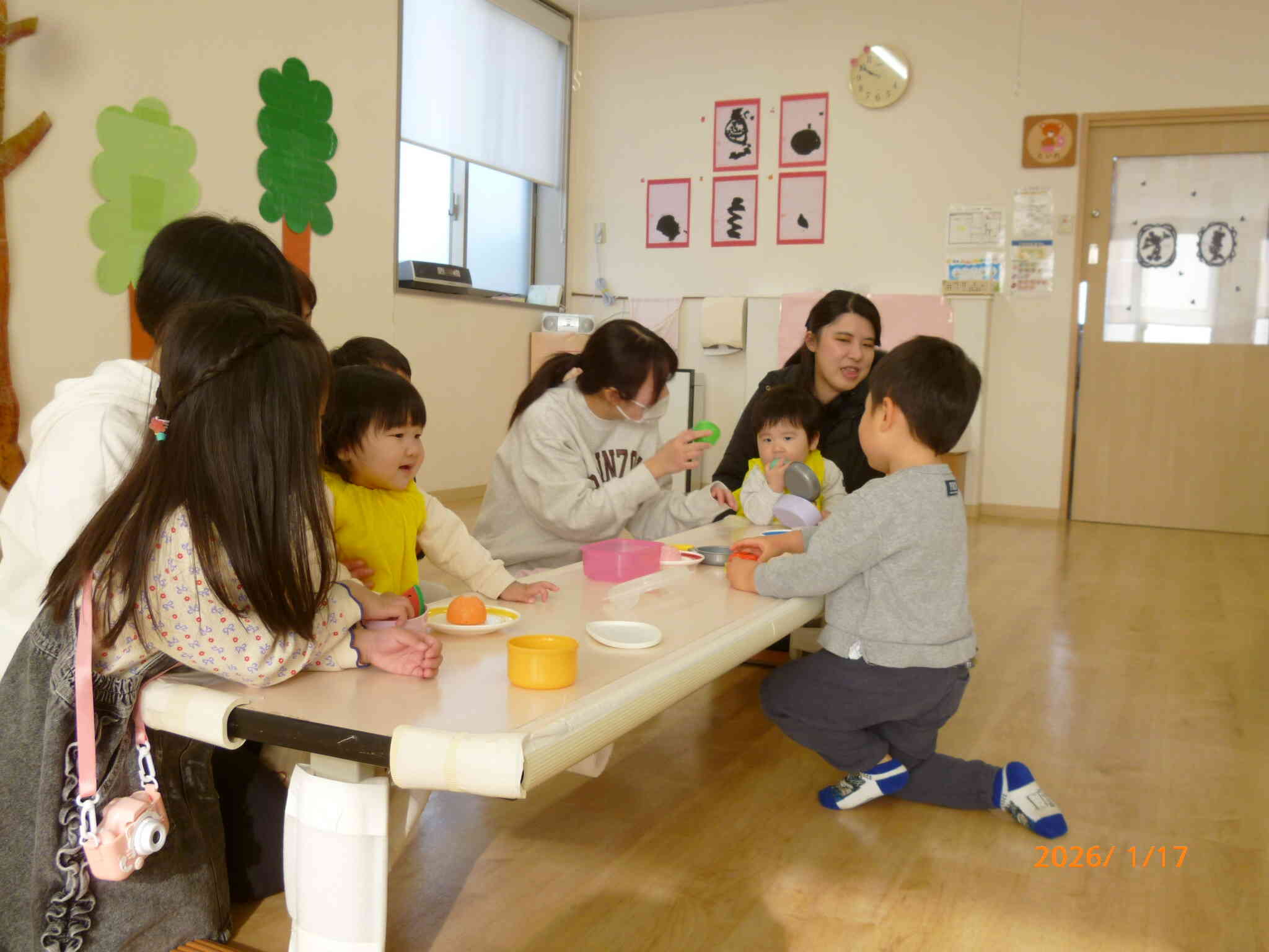 お家の人と一緒にごはんを食べるよ～　モグモグムシャムシャ☆とてもにぎやかな食卓です♪