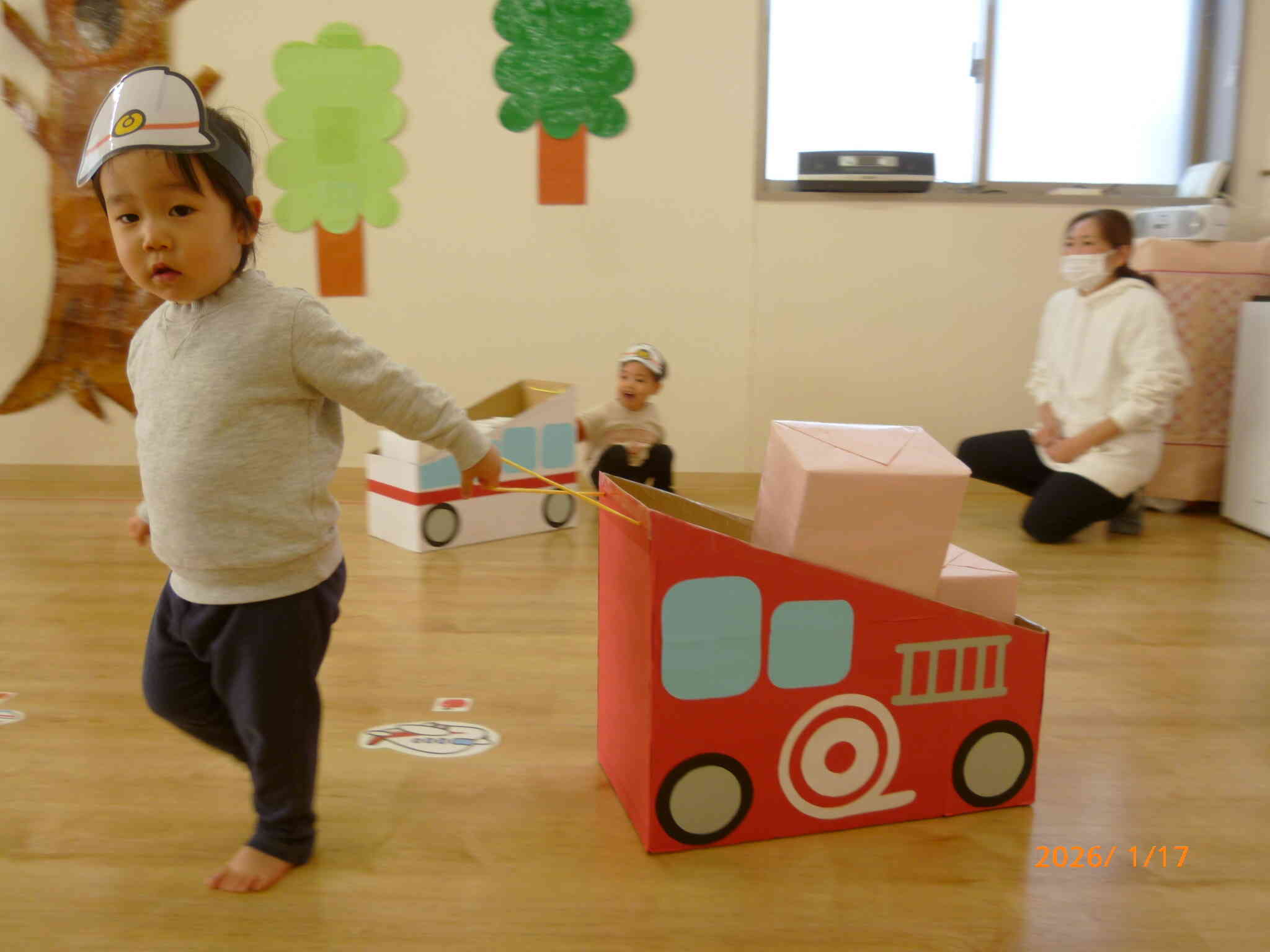 消防隊に変身したお友だち。お仕事現場に急行していますよ♡お部屋を縦横無尽に走る消防車、かっこいいね！