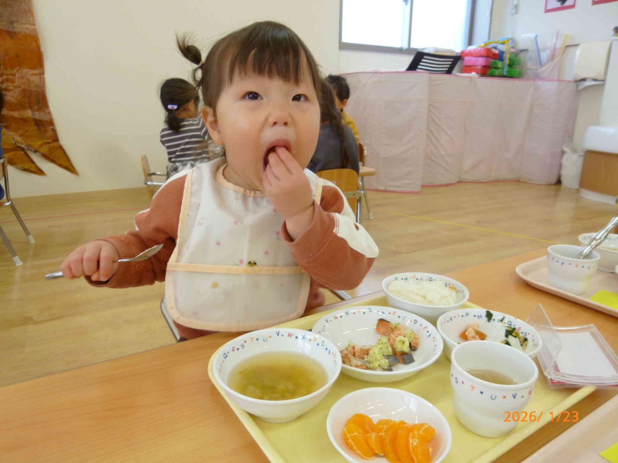 たくさん遊んだら、お腹ペコペコになったね。色とりどりの食材が並んで嬉しいね！おいしいね！たくさん食べて大きなってね♡