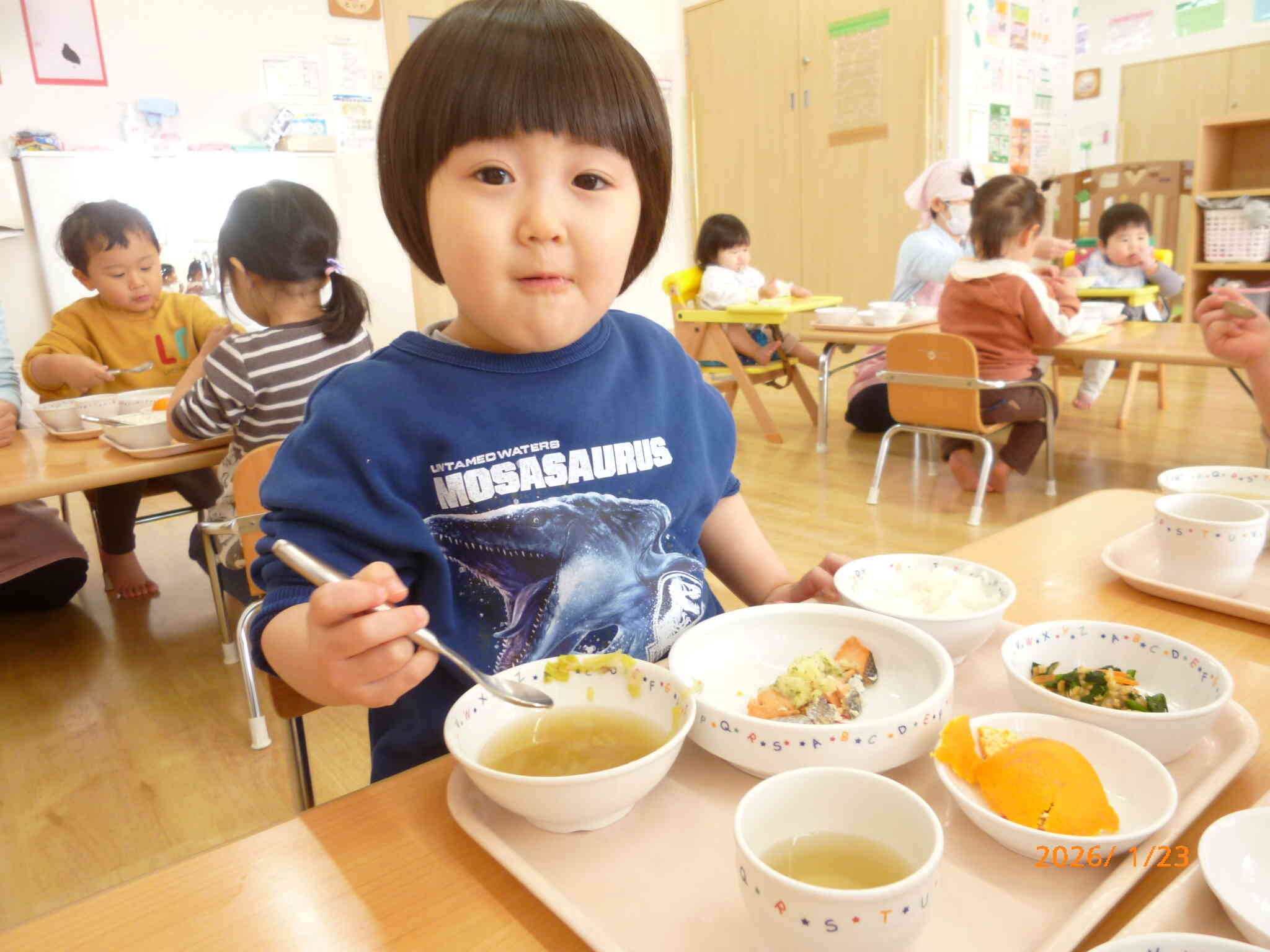 大好きな恐竜みたいに大きなお口をあけて～あむ！お魚もお肉ももりもり食べるお友だちです♡かっこいい！