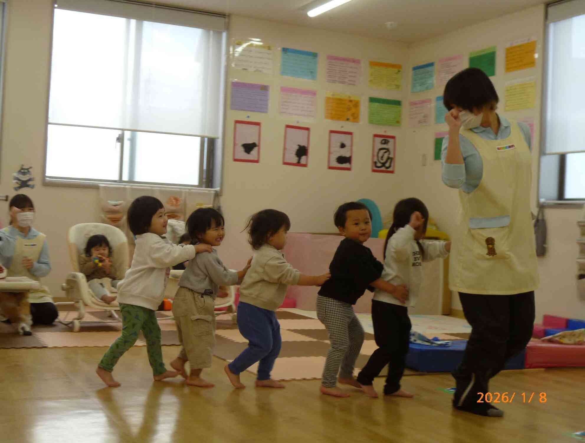 生活発表会遊びではフルーツに変身したうさぎ組さん。♪フルーツ列車がいくよ 汽笛をならし ポッポー♪可愛い列車が通りますよ♡