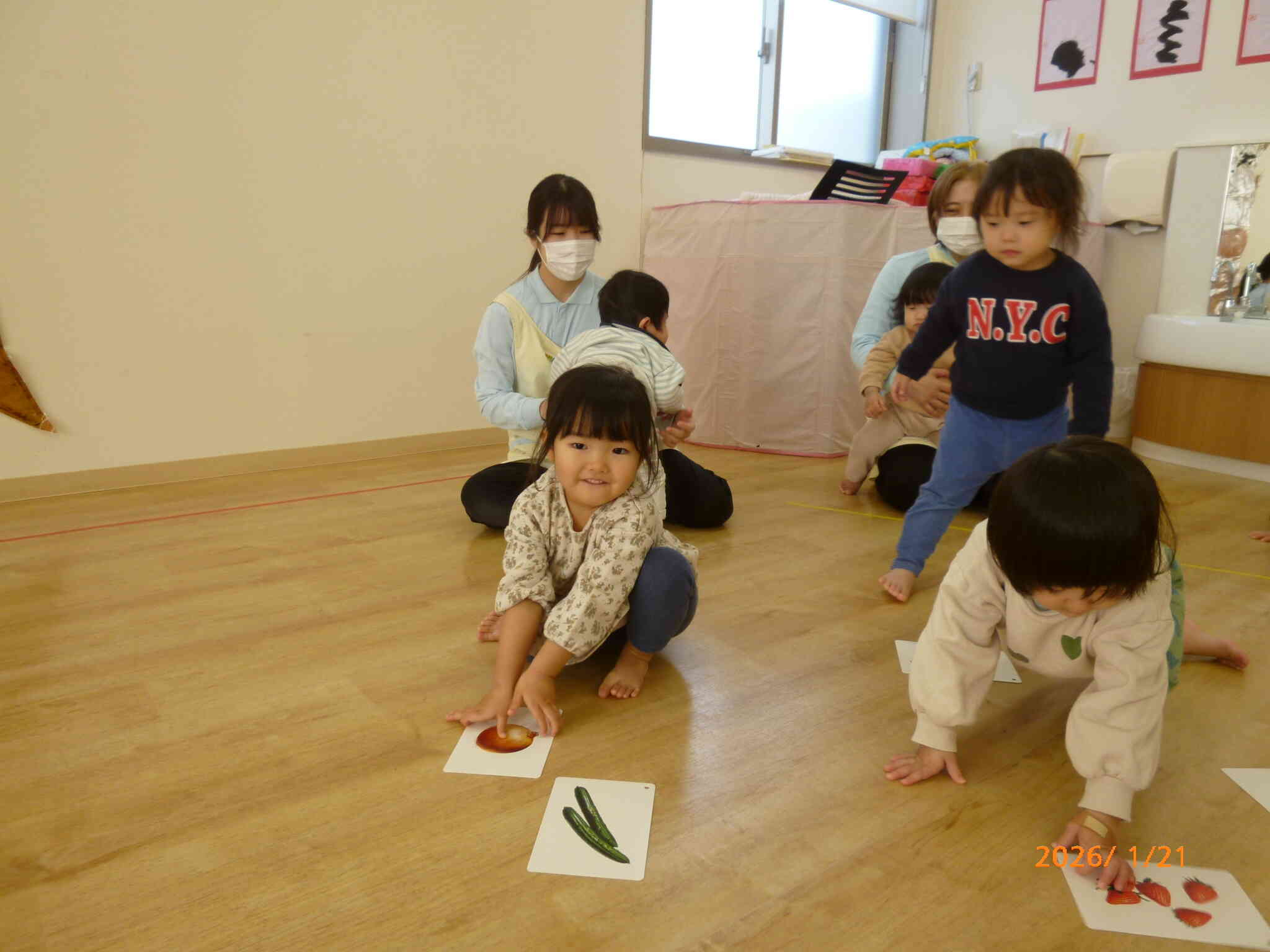 お題をよ～くきいて...わかったらダッシュ！「あった！」と嬉しそうにゲットしたお野菜カルタを見せてくれました♡