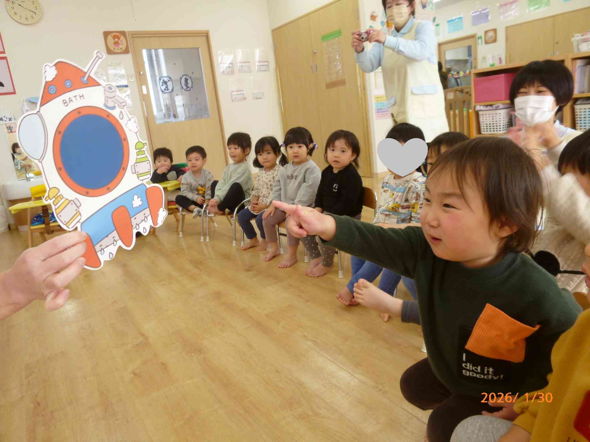 先生からのプレゼントは楽しいパネルシアター♡全自動お風呂ロケットのスイッチを押して！とお願いされたお友だちはニコニコ笑顔でスイッチオン！