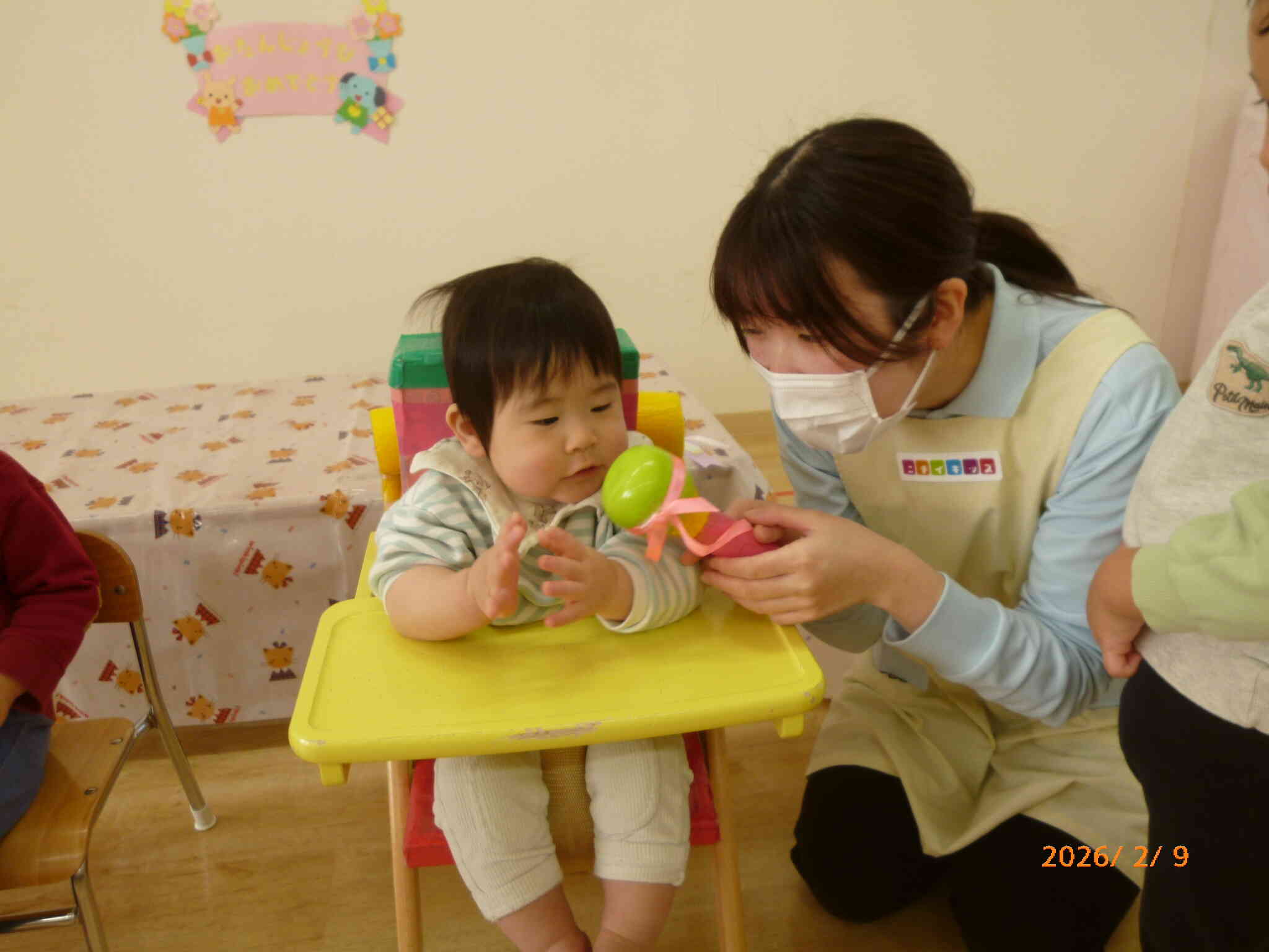 「お名前は？」と聞かれる主役さん♡でも目線はマイクにくぎ付けのようです。「あ～」とたくさんおしゃべりを聞かせてくれました♪