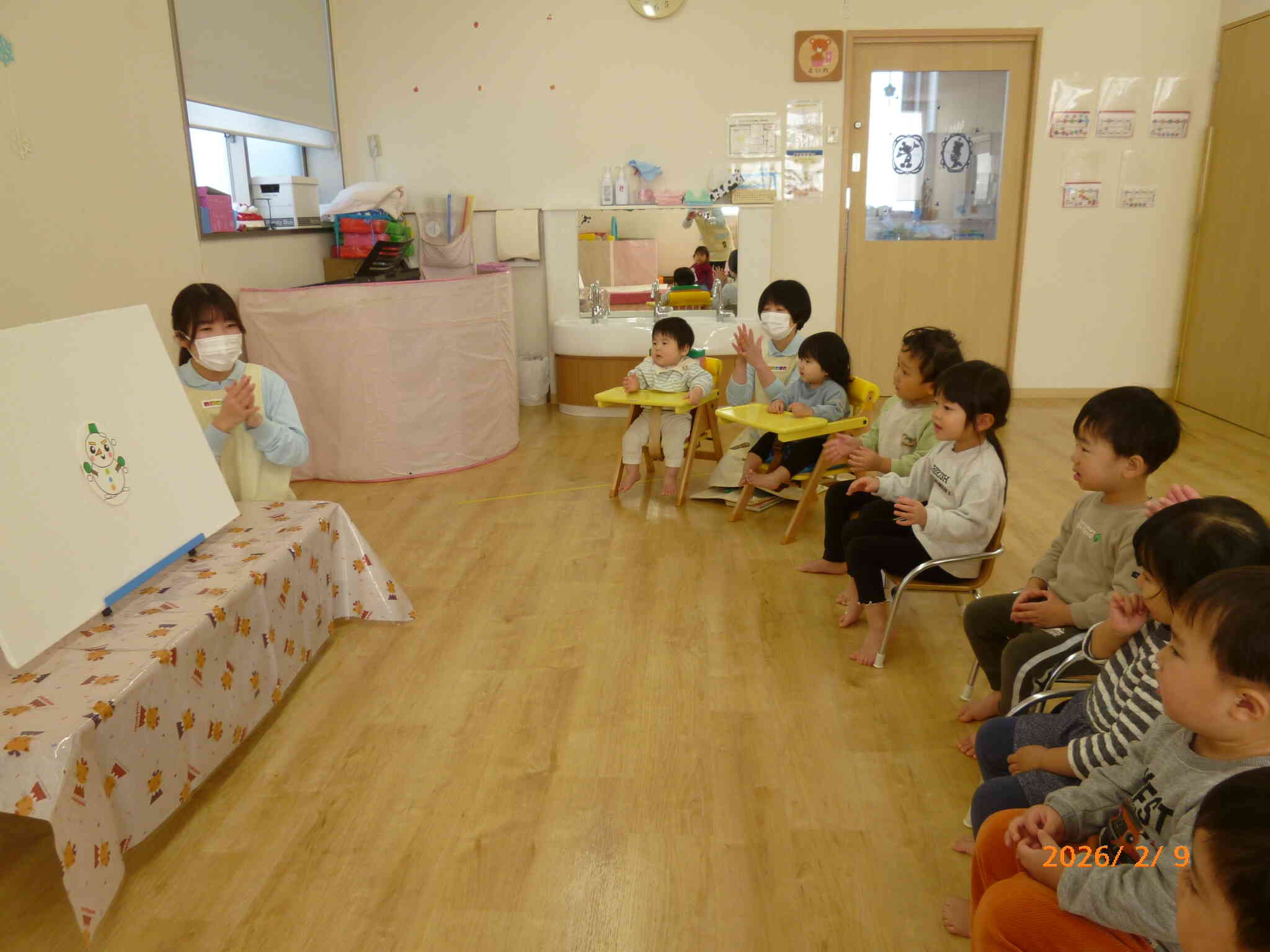 先生のパネルシアターが始まりましたよ。さむーいさむーい冬！いろんな雪だるまさんが保育園にあそびに来てくれましたよ。なんだか不思議な雪だるまだなぁ…と思いながら、次々と何だるまさんかを当てていく子どもたちです♪