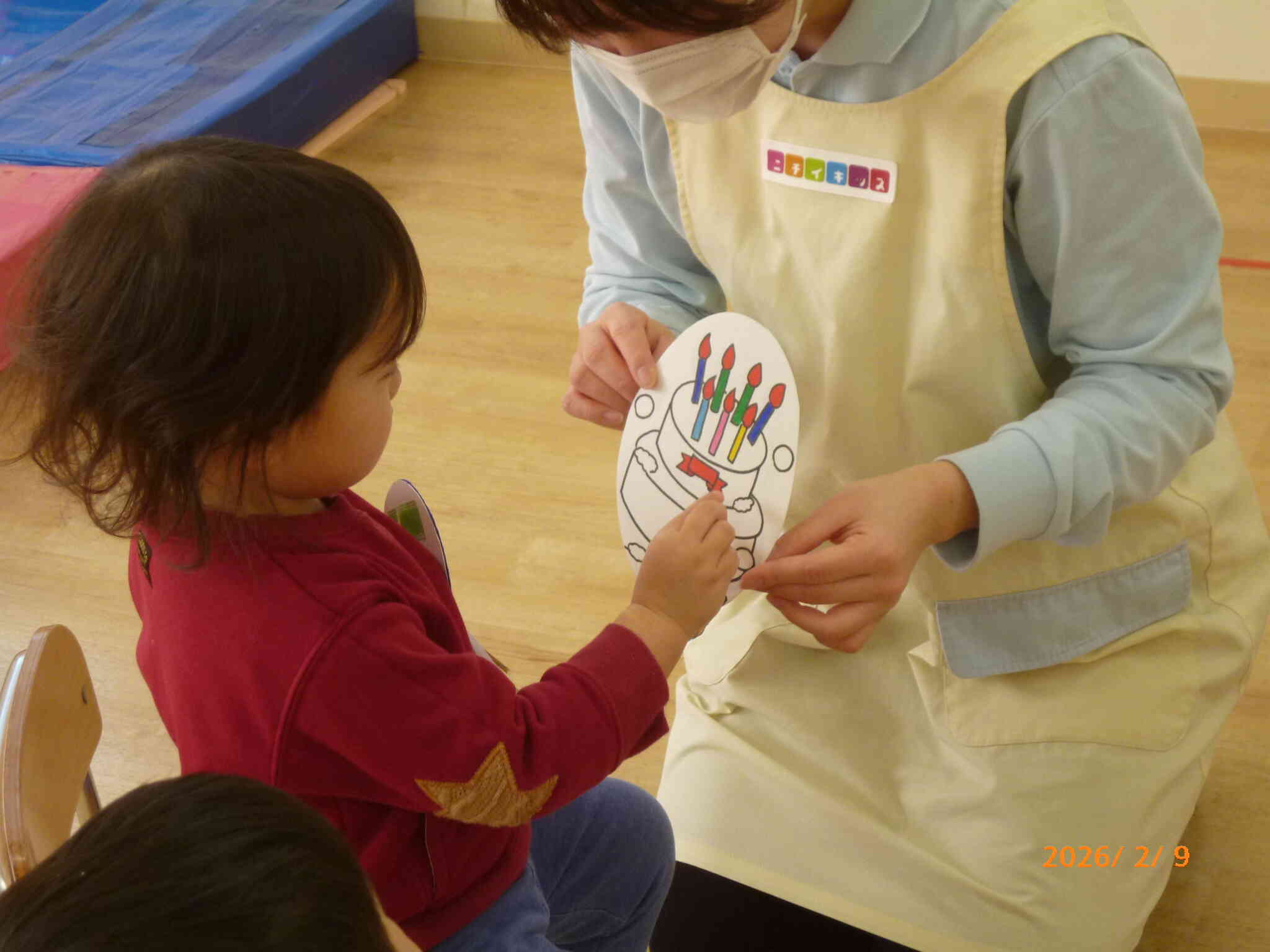 動物さんたちが主役さんにケーキをプレゼントしてくれましたよ。「あむあむ、おいしい！」ってニコニコ笑顔の主役さんです♡