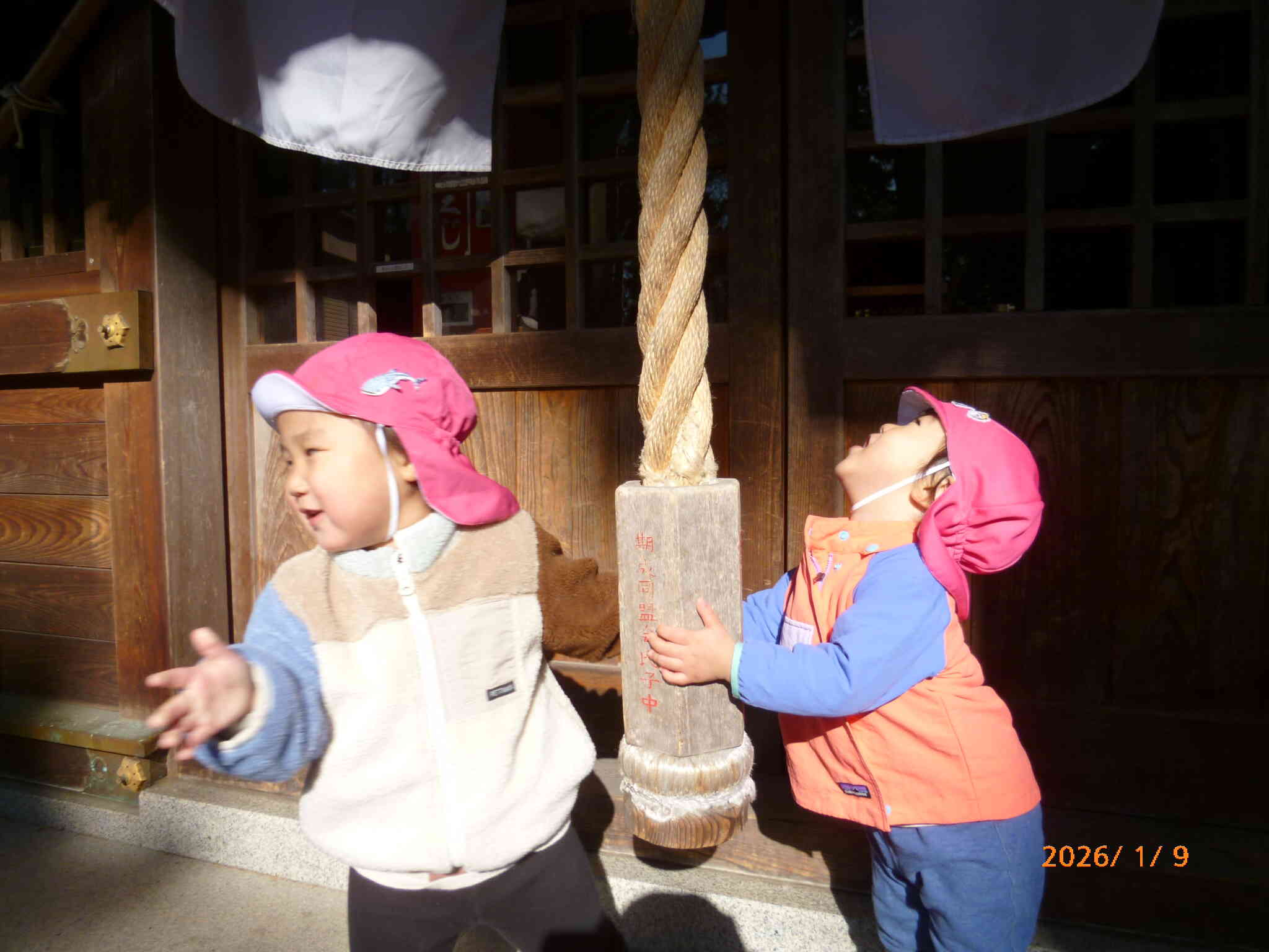 年明けに近くの神社に初詣で行きました。カランカランと鈴をならしてお参りするあひる組さん♡今年も元気いっぱい過ごせますように！