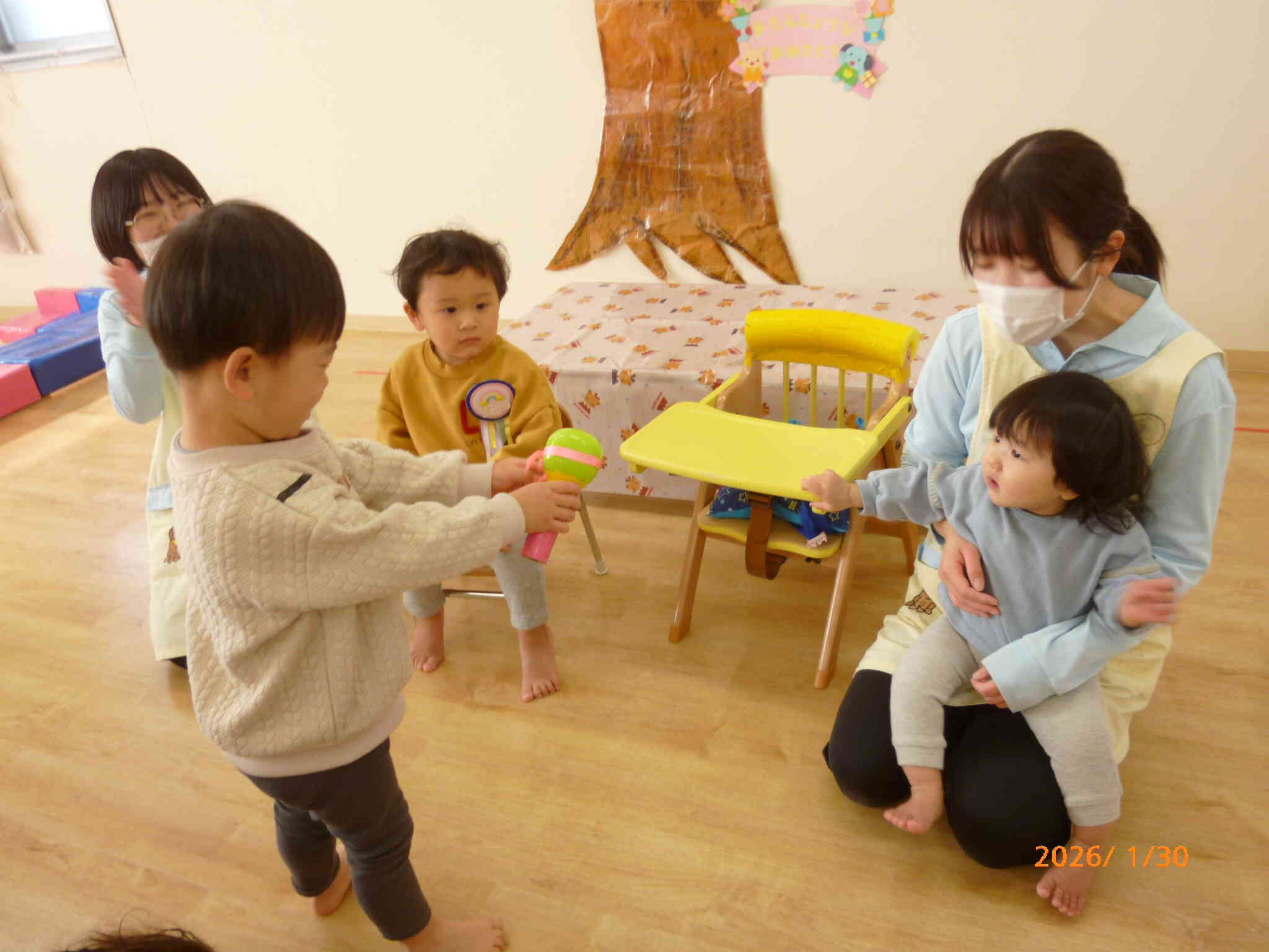 主役さんにインタビュー☆「〇〇まんはすきですか？」って恥ずかしそうにしながらもインタビューするあひる組のお友だちです。主役さんは「すきです！」と答えてくれましたよ♪