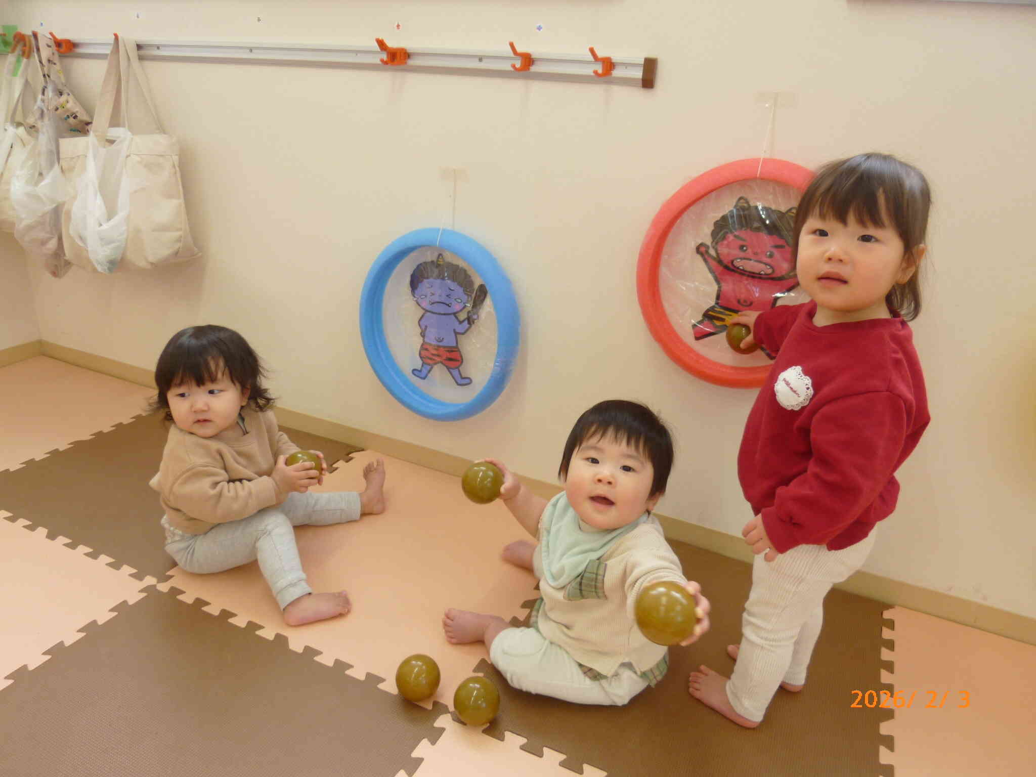 ひよこ組のお友だちも壁鬼さんに向かって「おにはそと~」♡くっついたり、はがしたりを繰り返し楽しみました♪