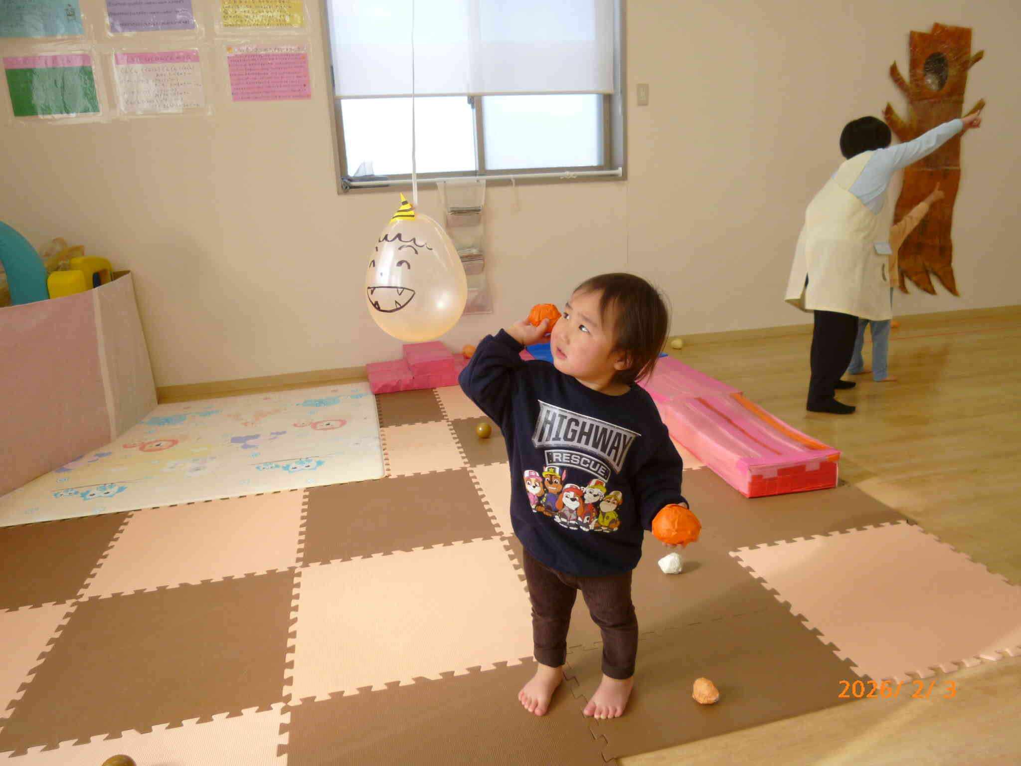 風船鬼さんめがけて...おにはそと！風船鬼が揺れるたび「やったー！」と大喜びのお友だちです♡
