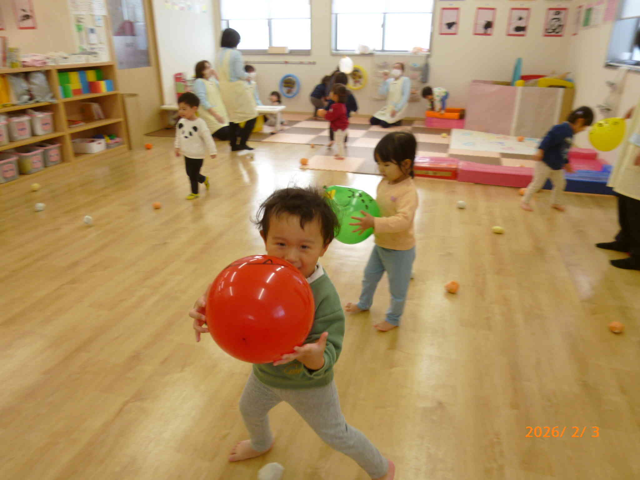 赤、緑、黄色の風船鬼さんはあっちへコロコロ、こっちへコロコロ。まてまてぇ～と追いかけているうちに仲良しになったみたいです♡