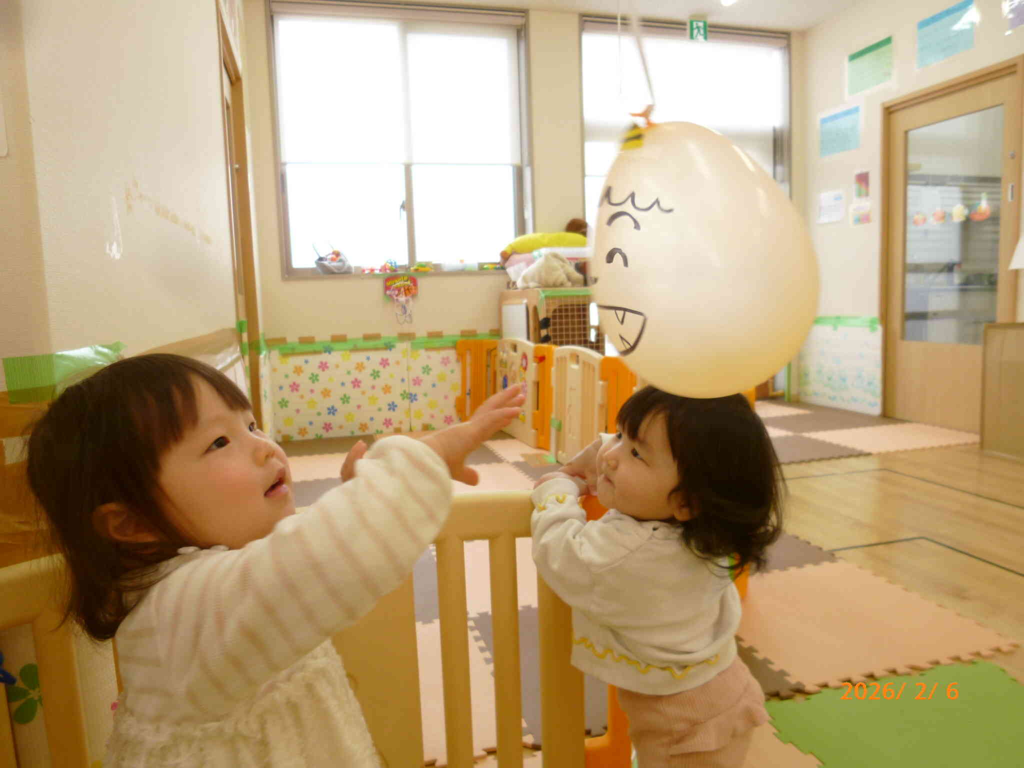 風船鬼さん、まてまてぇ～！タッチしたり、ギュッてしたり...風船鬼さんと仲良しになったね♡