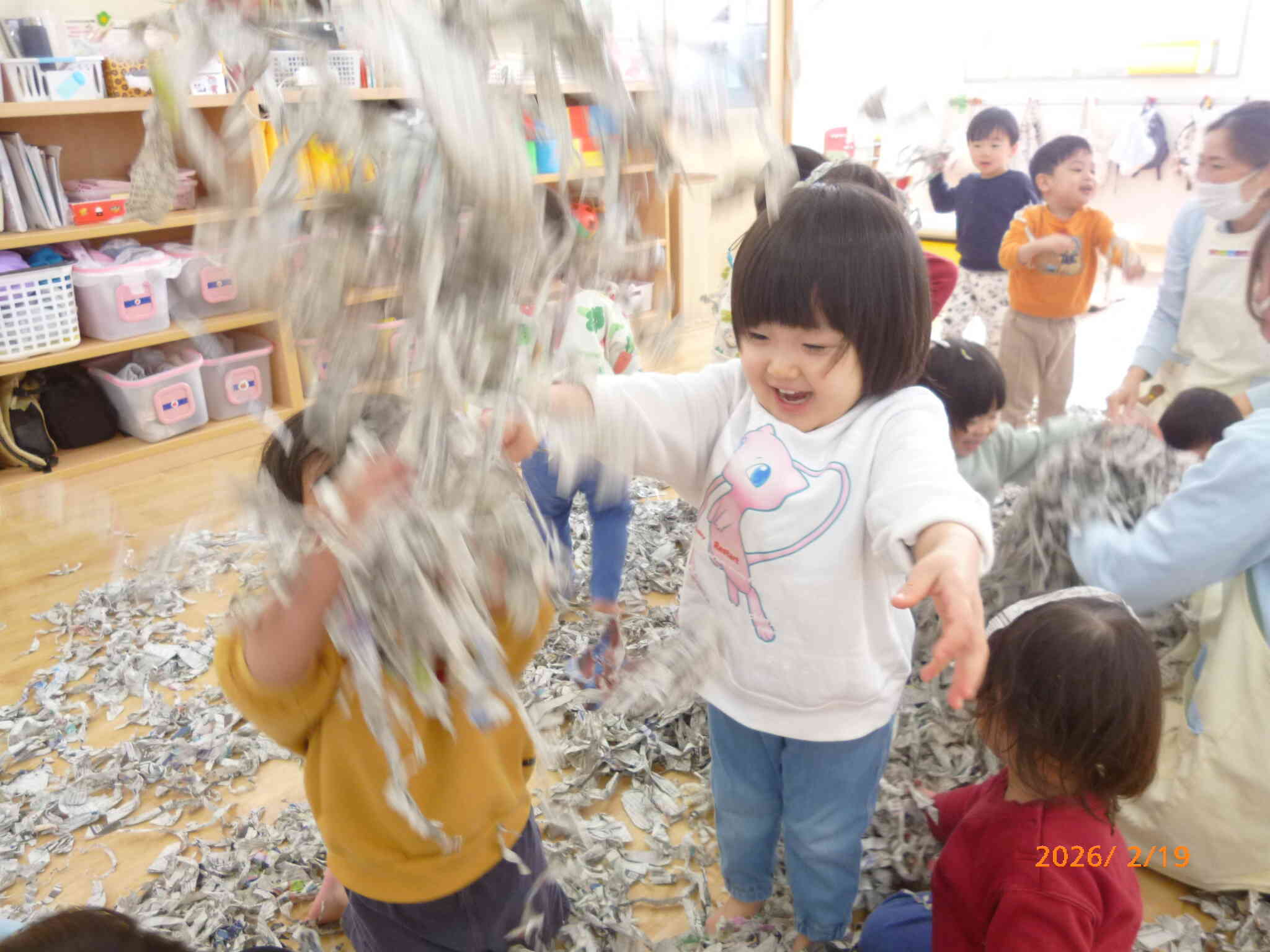 お部屋いっぱいの新聞に大興奮のお友だち☆かけあいっこしたり、かくれんぼしたりとめいっぱい楽しみました♪