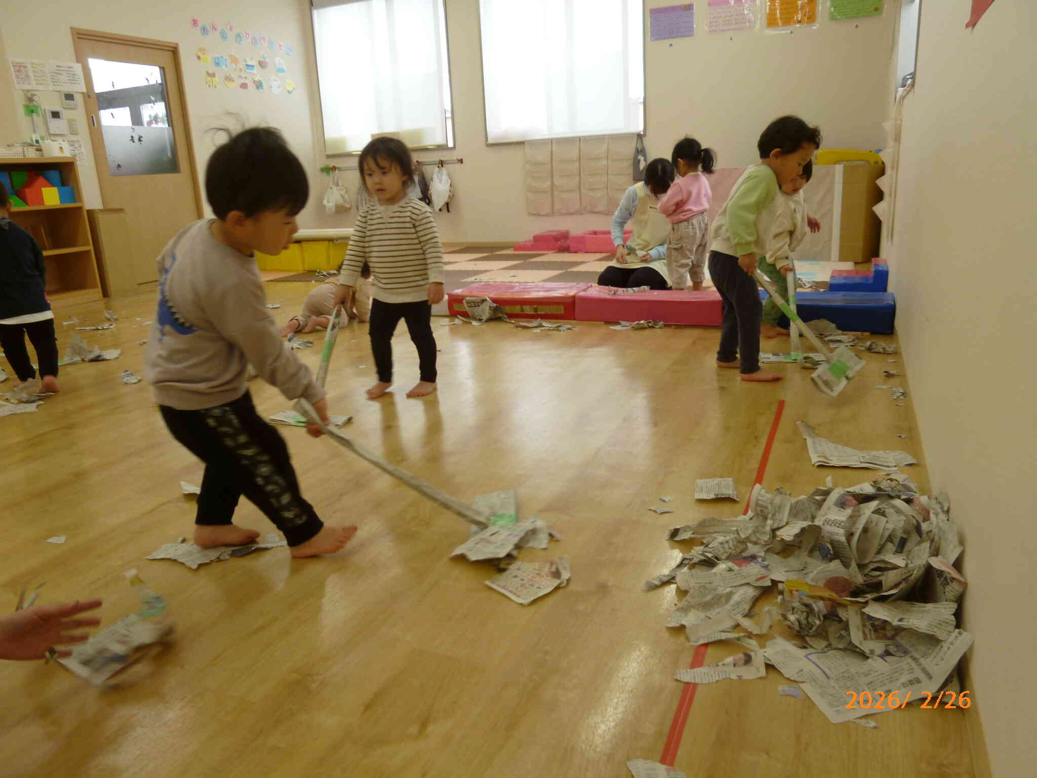 新聞掃除機を使ってお部屋をお掃除してくれるお友だちが続出☆どんどん新聞紙が集まってきたね。すごい！