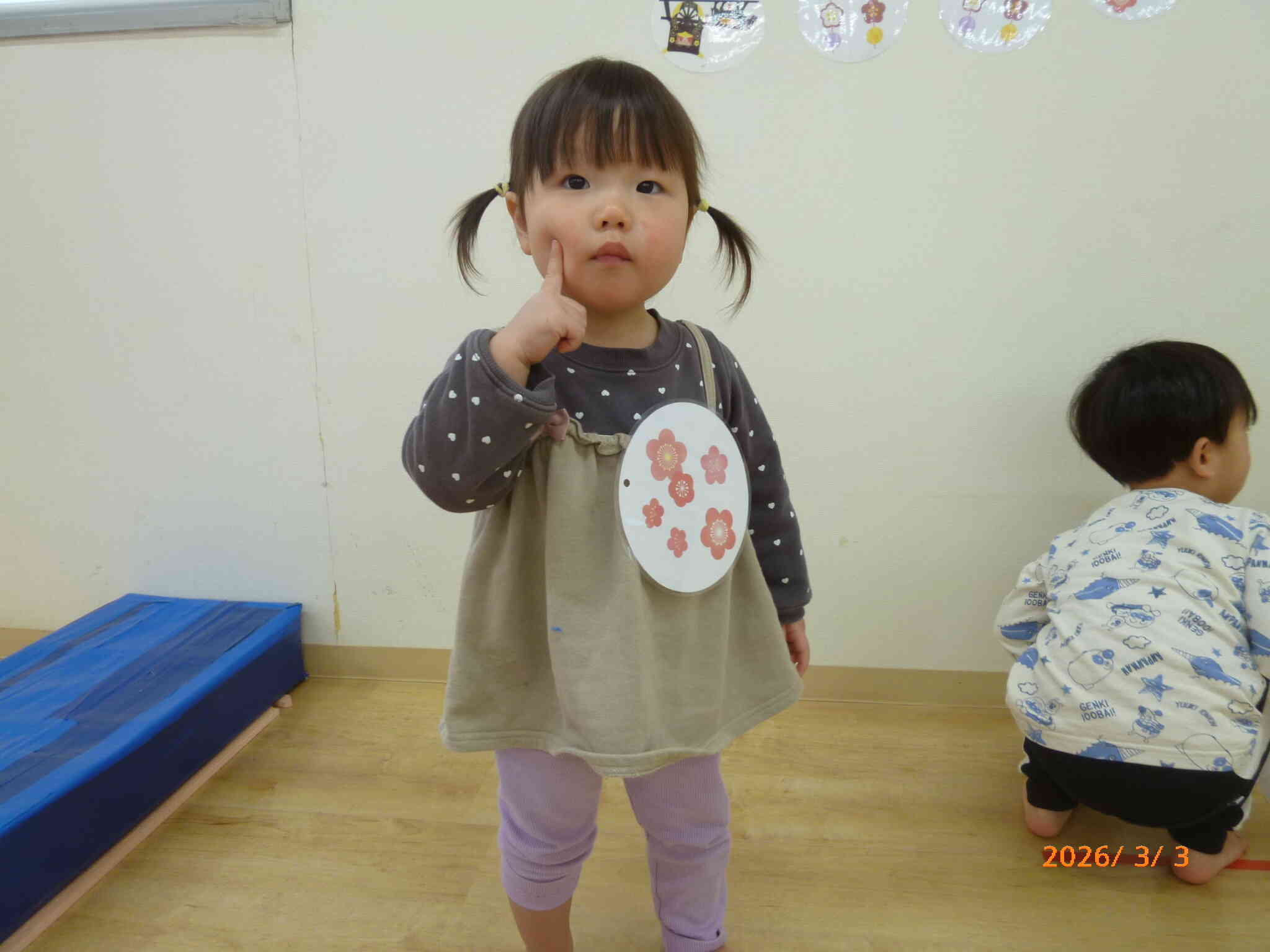 梅の花を見つけたよ！お壁に貼ろうと思ったらお洋服についちゃった。でもでも梅の花のお洋服が気に入ったみたい♪ 