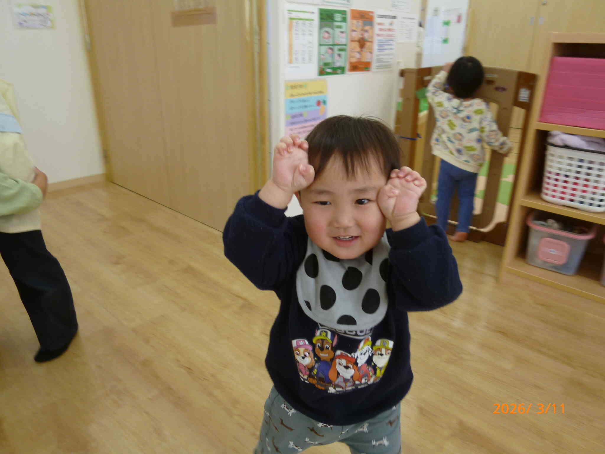 まあちゃんに「リスさんってどんなかな？」と聞かれると...手でリスのお耳をつくっていました♡可愛いリスさん、お散歩にでかけよう！