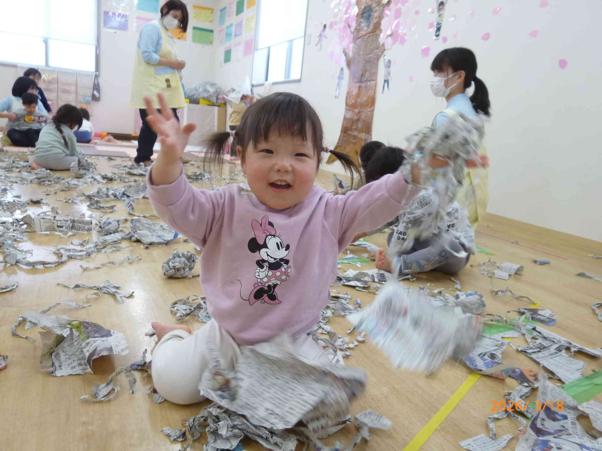 破ったり、丸めたり、降らしたり...体いっぱい動かして新聞紙遊びを楽しみました♪