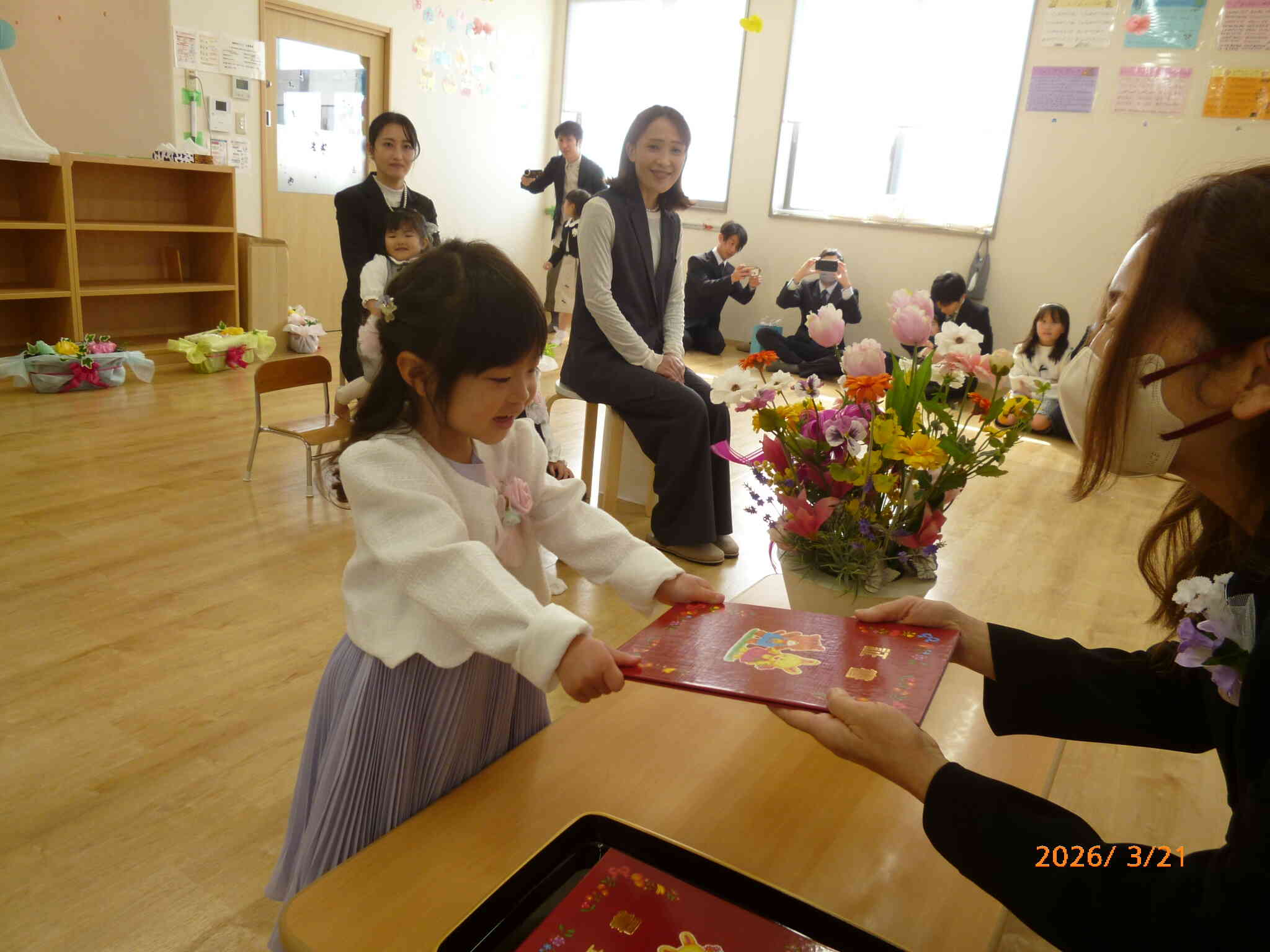 2025年度卒園式を執り行いました。緊張しつつも保育証書を受け取るお友だちの姿にママたちの目には涙が溢れていました。