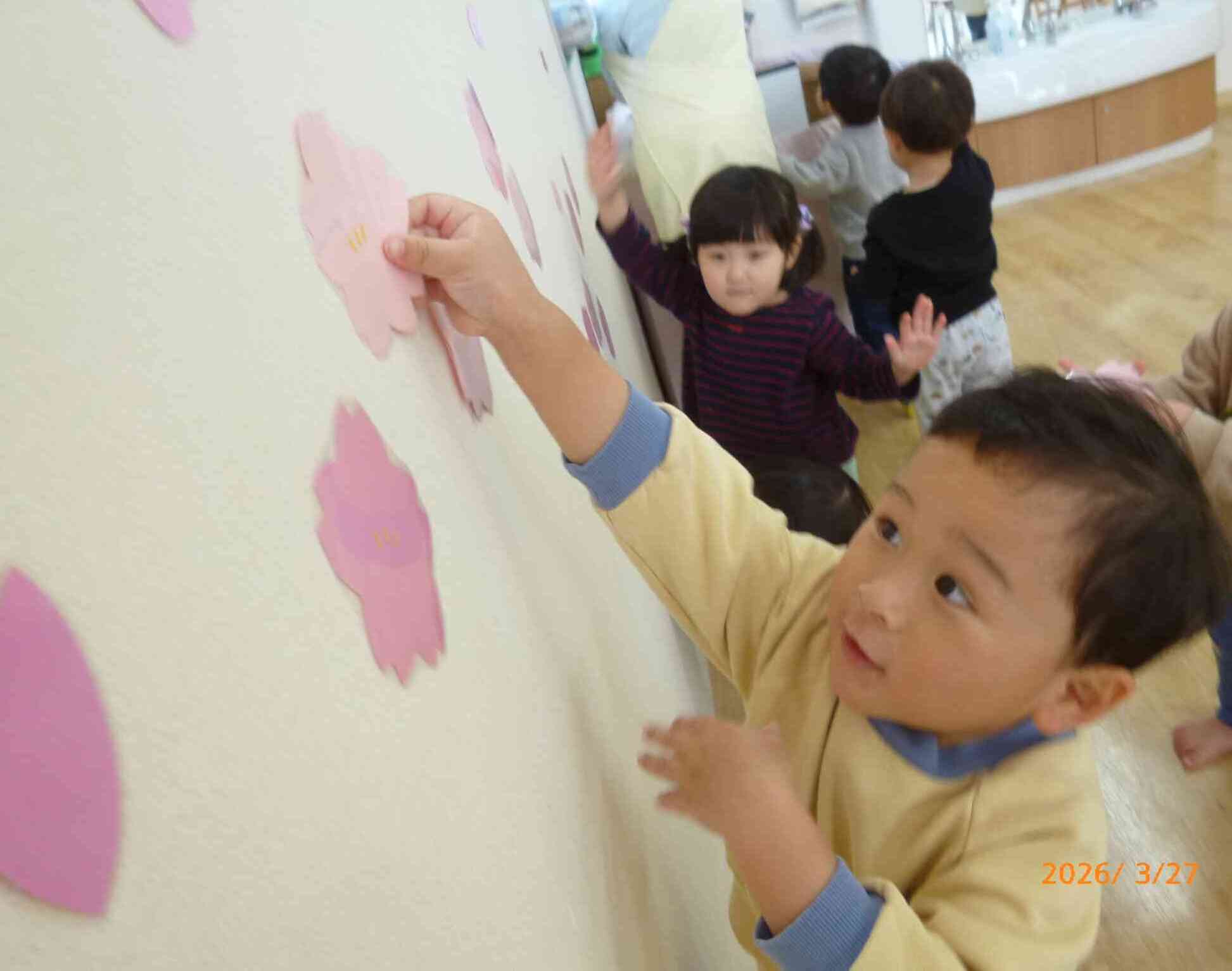 みんなが見つけた桜は持ち帰ってお部屋の木にペタッ！満開の桜ができあがりましたよ。そして...まだまだ続く楽しいこととは...この桜の下でピクニック♪お楽しみに♡