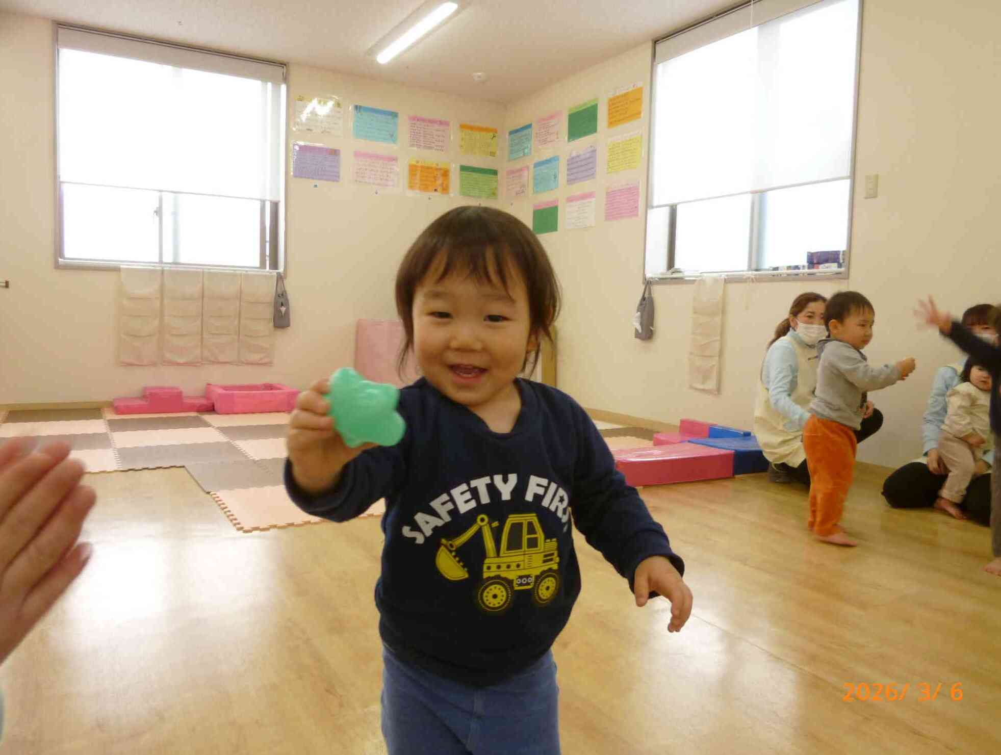 新聞プールで宝探しもしましたよ。宝物を見つけたお友だちはこの笑顔♡お星さまゲットできてうれしいね☆