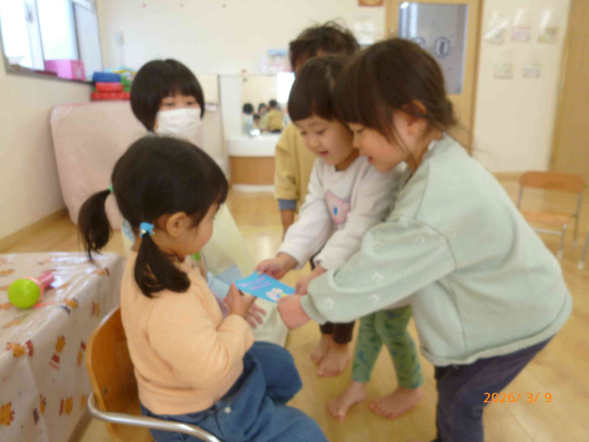 クラスのお友だちからバースデーカードのプレゼントをもらったよ♪ 嬉しくてもらったらすぐに中を確認♡