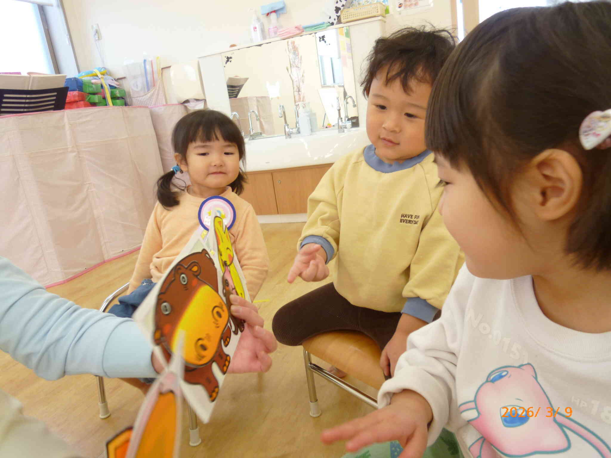 先生のパネルシアターが始まったよ⭐︎いろんな形のお家にはどんな動物さんが住んでいるのかな⁈ 「トントントン♪ だれですか〜？」とみんなでノックをしてみると…家の形に見合った動物さんが登場⭐︎
