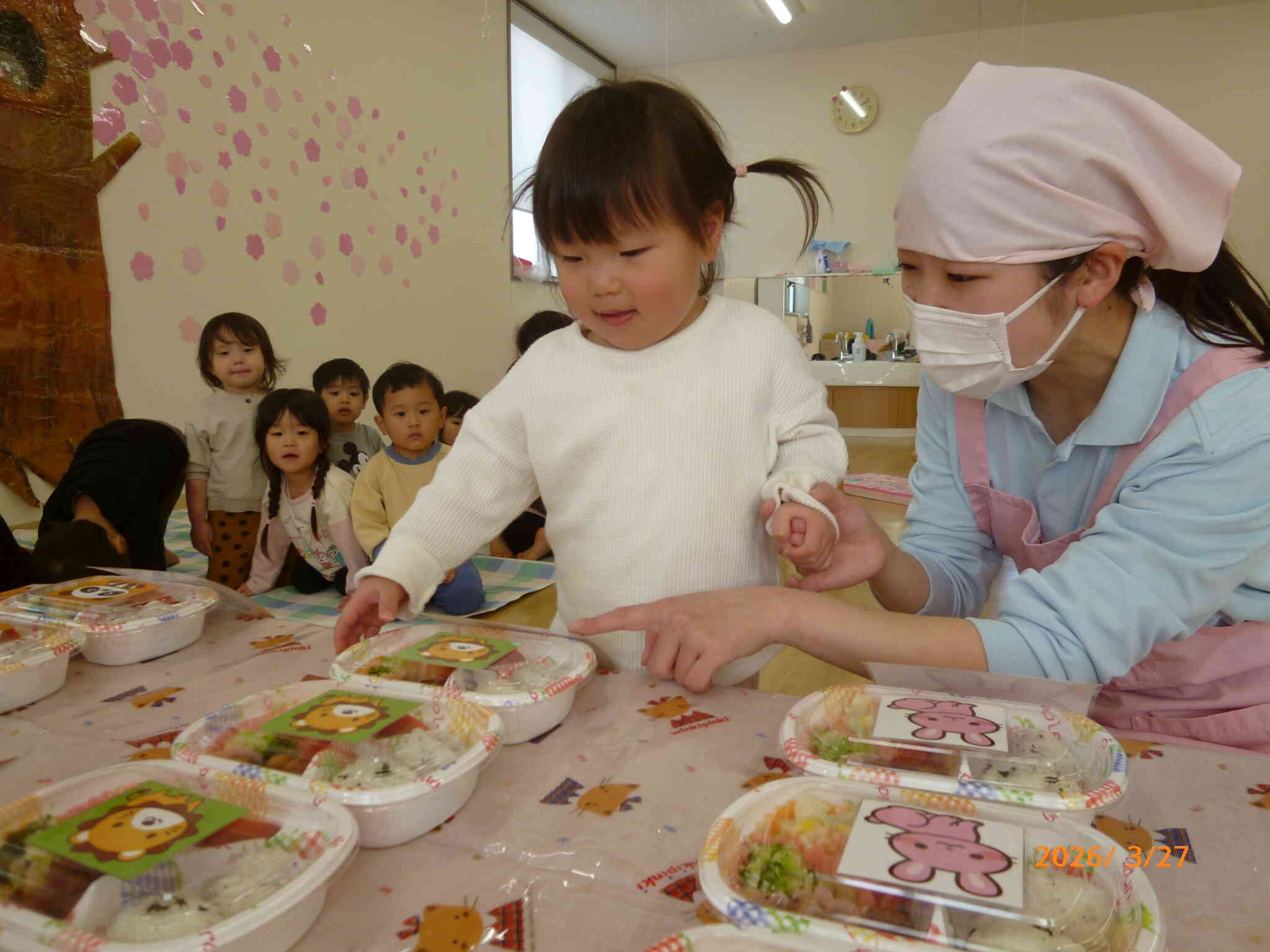 ひよこ組のお友だちも先生と一緒にお弁当を選びます♡「これ！」と選んだのはライオン弁当！わくわくしたお顔をみると先生たちも嬉しくて目じりが下がりっぱなしでした。