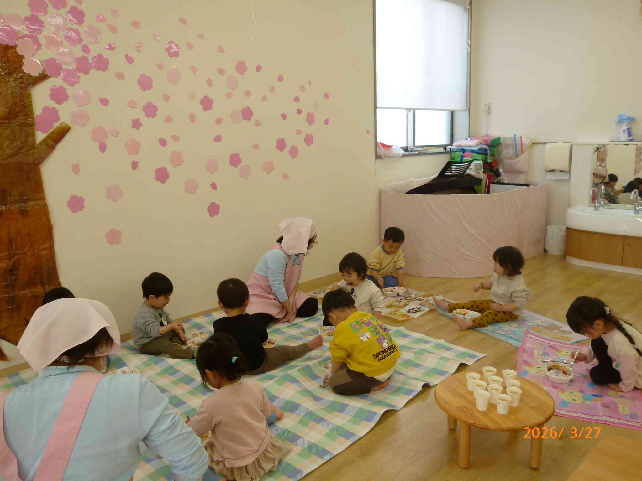 満開の桜の木の下で♡