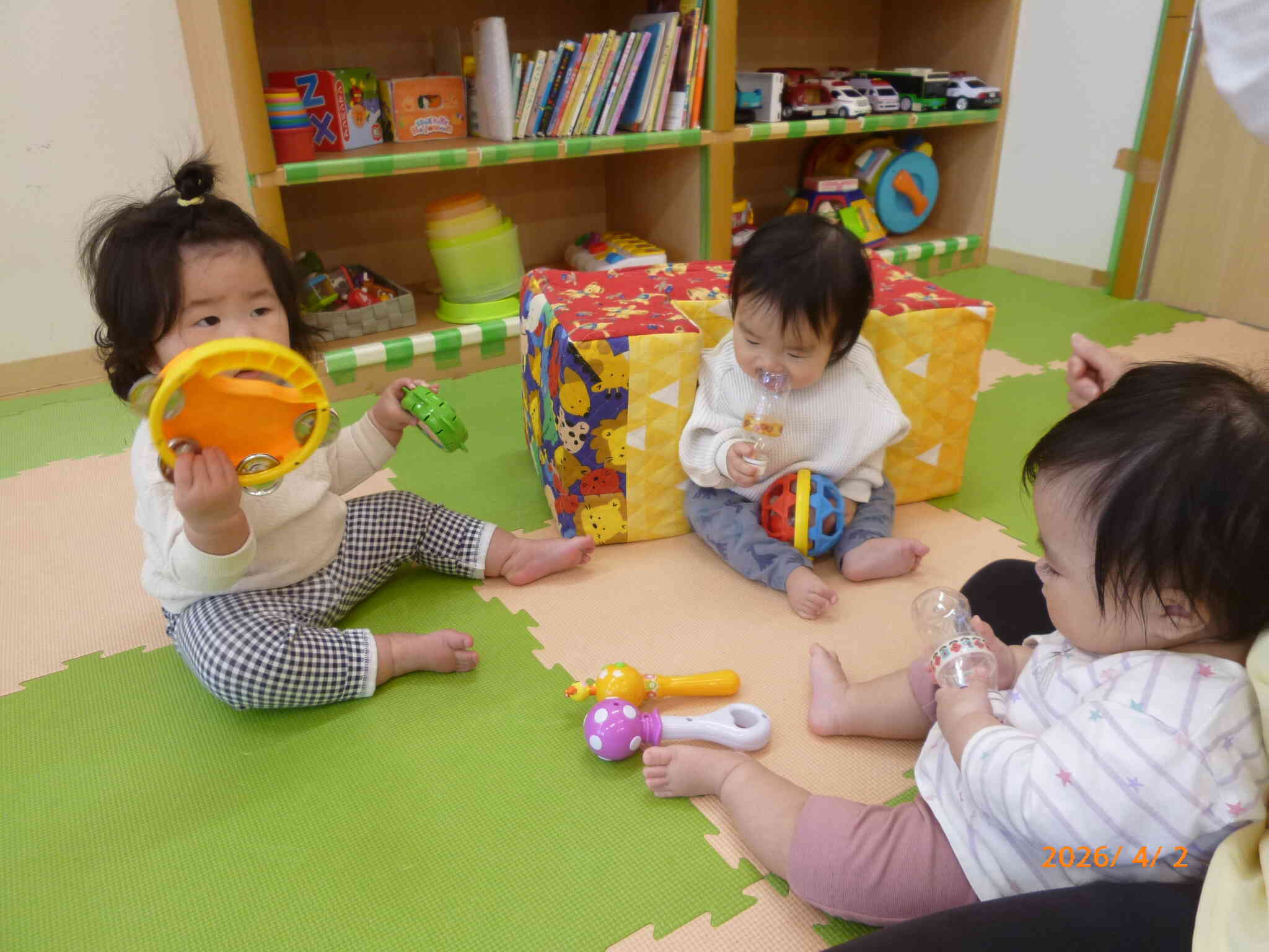 お友だちそれぞれが気になるおもちゃに手を伸ばして…ゲット！音を鳴らしたり、転がしたりと思い思いの遊びを楽しむひと時となりました♡