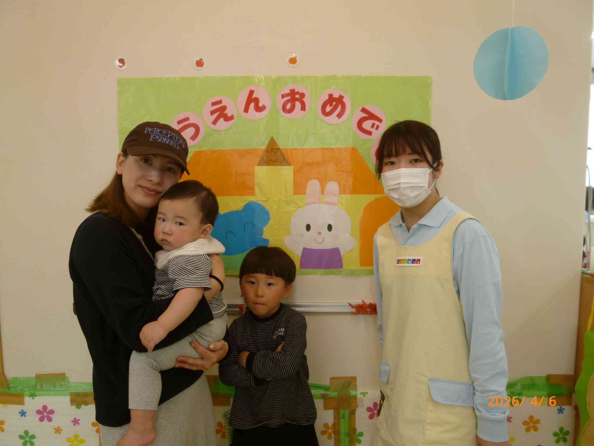 新しい環境に不安そうなお顔のお友だちですが、これから先生やお友だちと一緒にたくさん遊んで、たくさん食べて！めいっぱい保育園生活を楽しもうね♪どうぞよろしく！