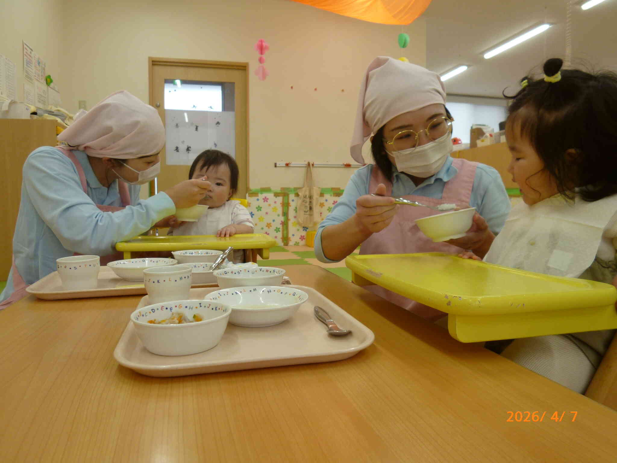 保育園で初めての給食の時間☆不思議そうに配膳された給食を見つめるお友だちです。どんなご飯が好きなのかな⁈いろいろな食べ物を味わってほしいです！