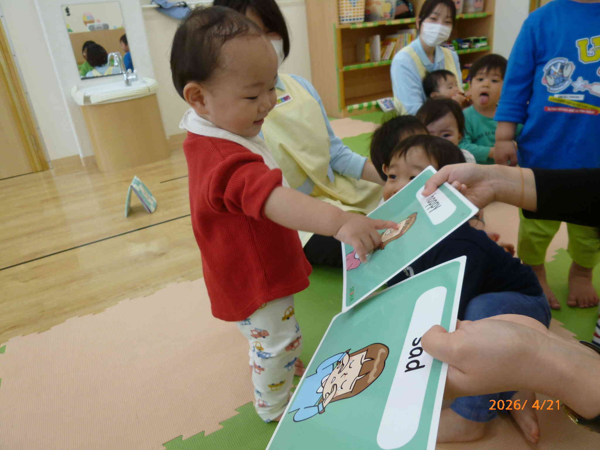 初めての英語レッスン☆happyのカードを選んだお友だちのお顔はやっぱりhappyなニコニコ笑顔でした♡