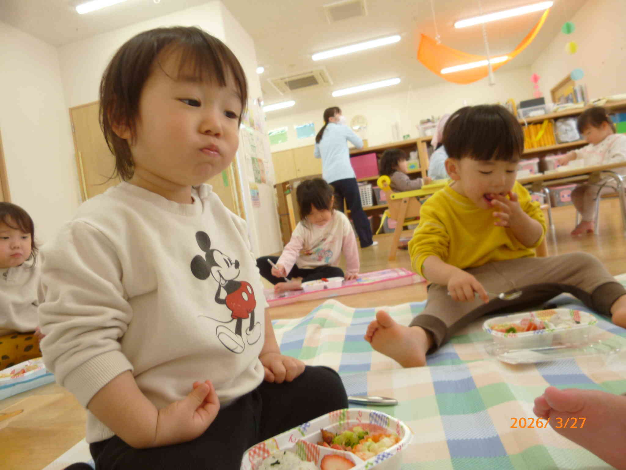 「あ～ん、パクッ！」とからあげを頬張るお友だち。「おいしい？」って先生が尋ねると「おいちぃーー！」と満面の笑みがこぼれていました♡