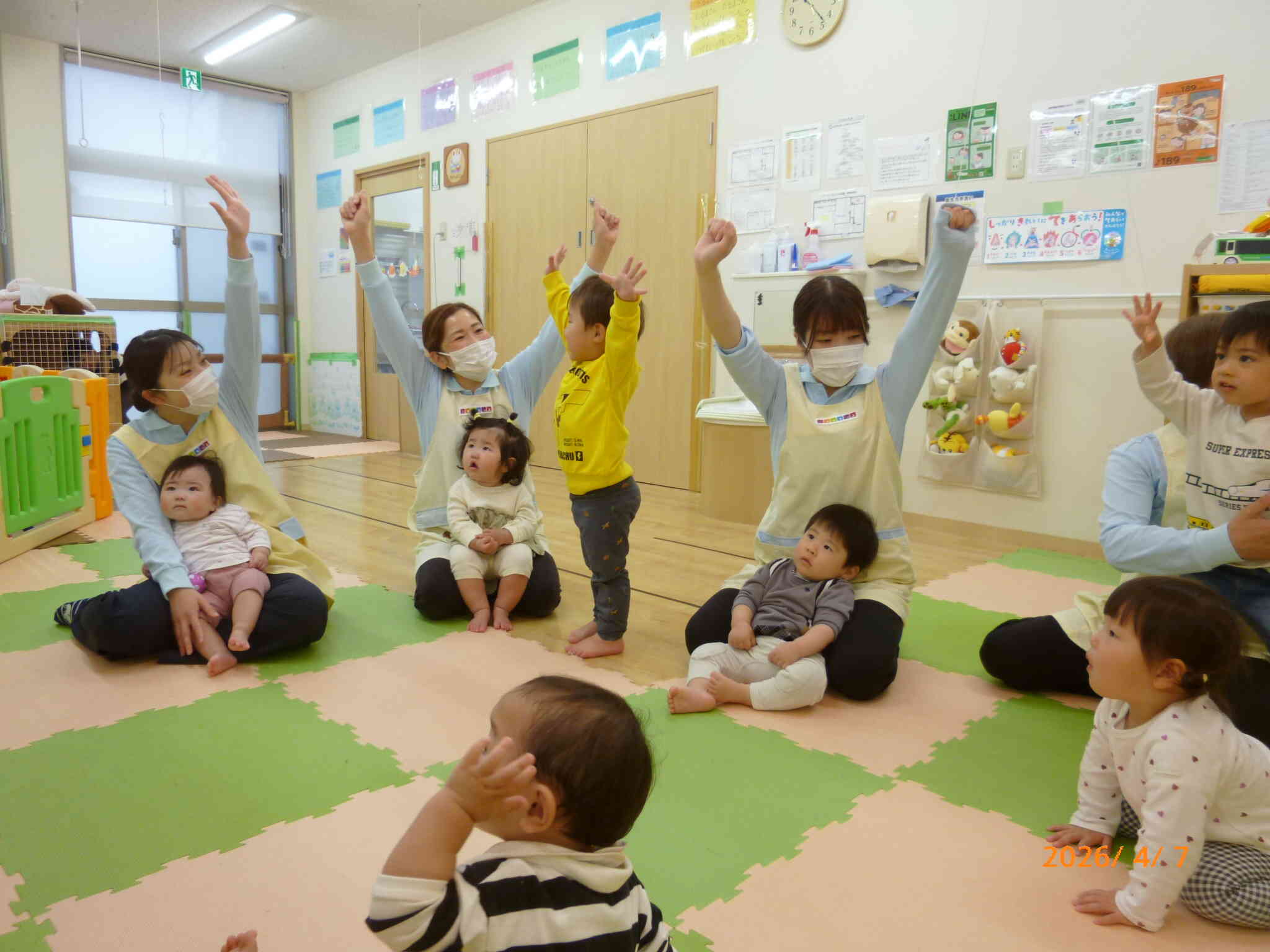 今年度に入って初めての英語レッスンに参加しました。音楽が流れると自然と手足がリズムをとる上組さんたち。楽しそうな雰囲気に目をキョロキョロさせるひよこ組さんでした♪