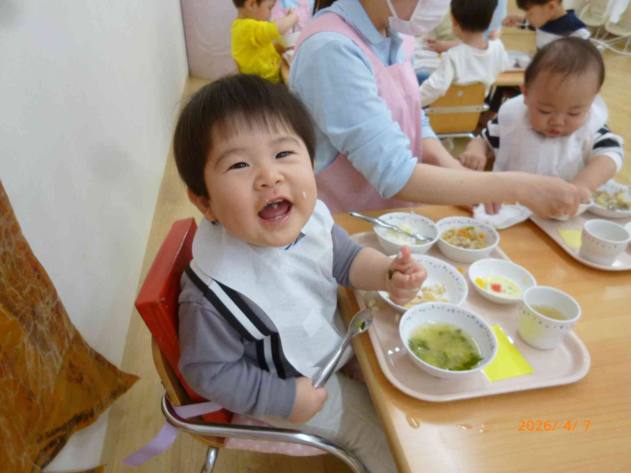 先生が「おいしいね！」って声をかけるとこの笑顔♡自分で食べる嬉しさ、お友だちと食べる嬉しさをおもいっきり楽しんでほしいお食事タイムです♬