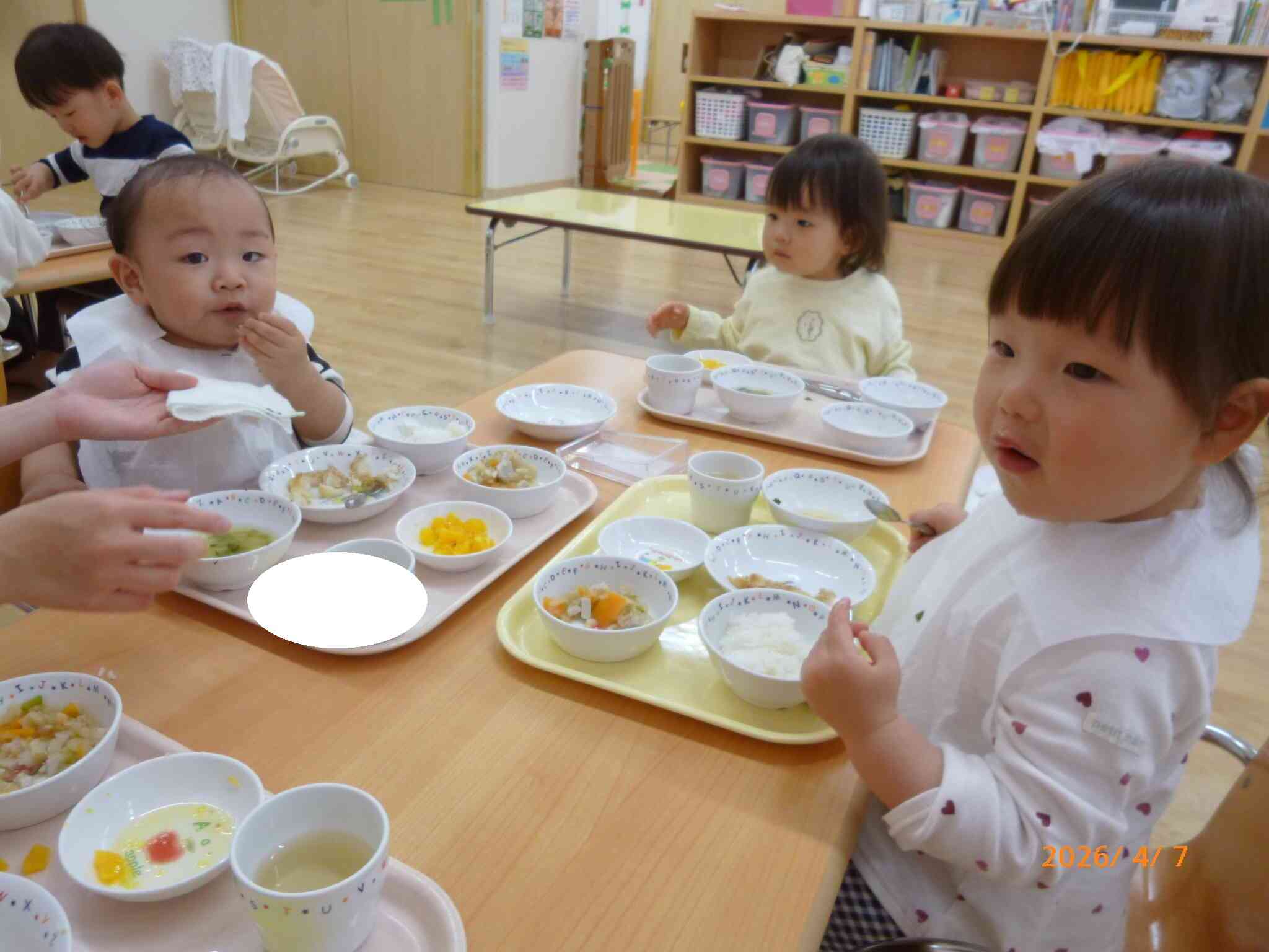 みんなで食べる給食って楽しいね♪