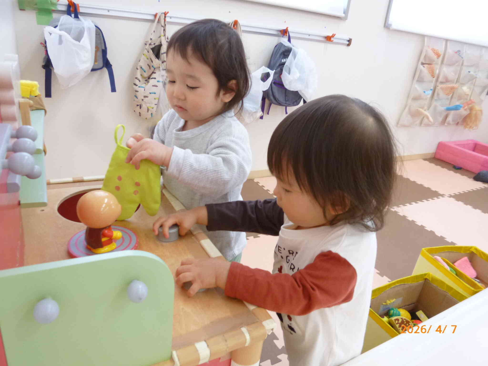 キッチンでお料理が始まりましたよ☆どんなお料理が出来上がるのか楽しみです♡