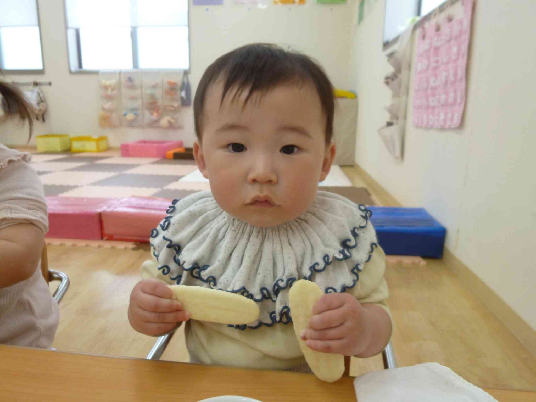朝の会が終わったら、朝のおやつを食べるよ!パリッていい音がなっているね。おやつを食べたら...体がうずうずしてくるね。ごちそうさまをしたら遊ぶよ~!