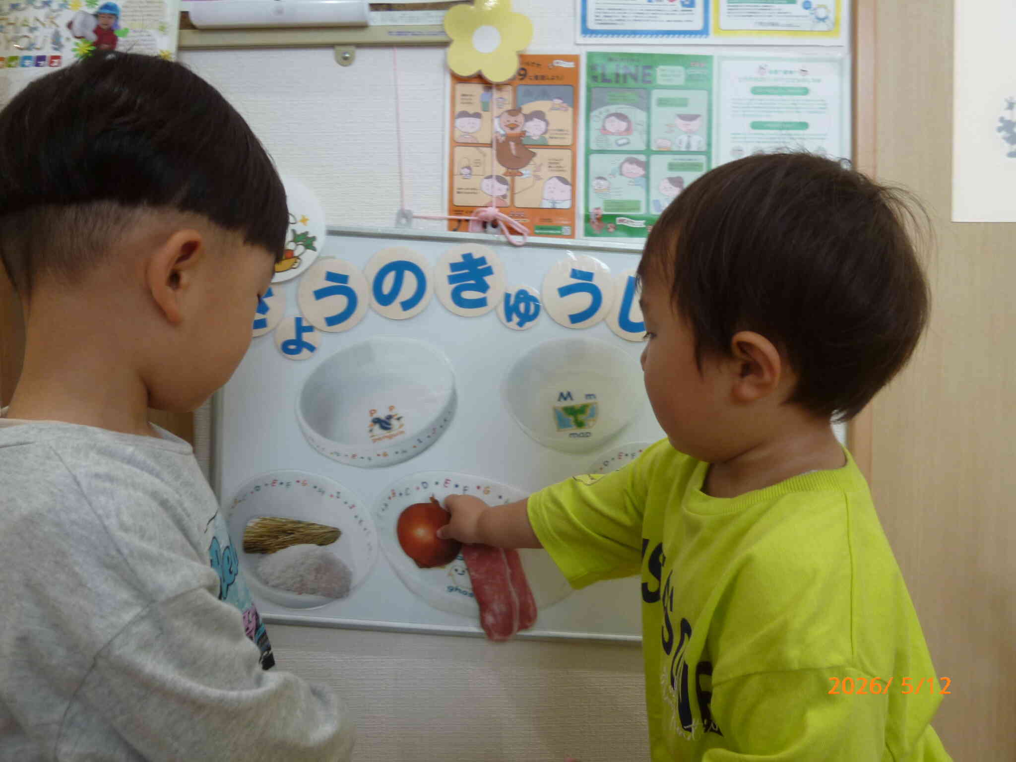 お当番活動中☆食材パネルを使って本日の給食メニューをご紹介です。